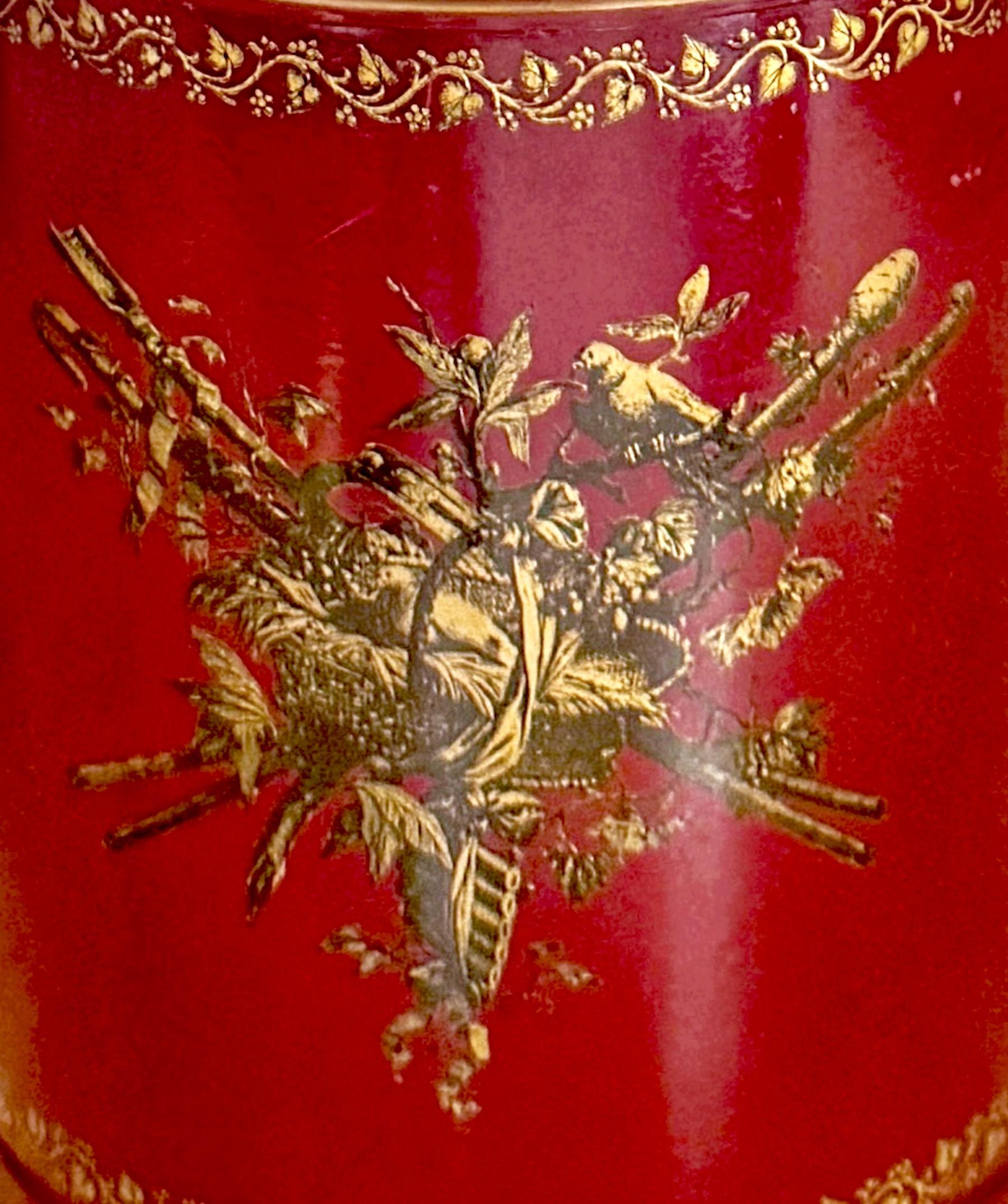 Néoclassique Tole rouge italienne et doré néoclassique  Lampe-boîte à thé en forme de médaillon, circa 1950 en vente