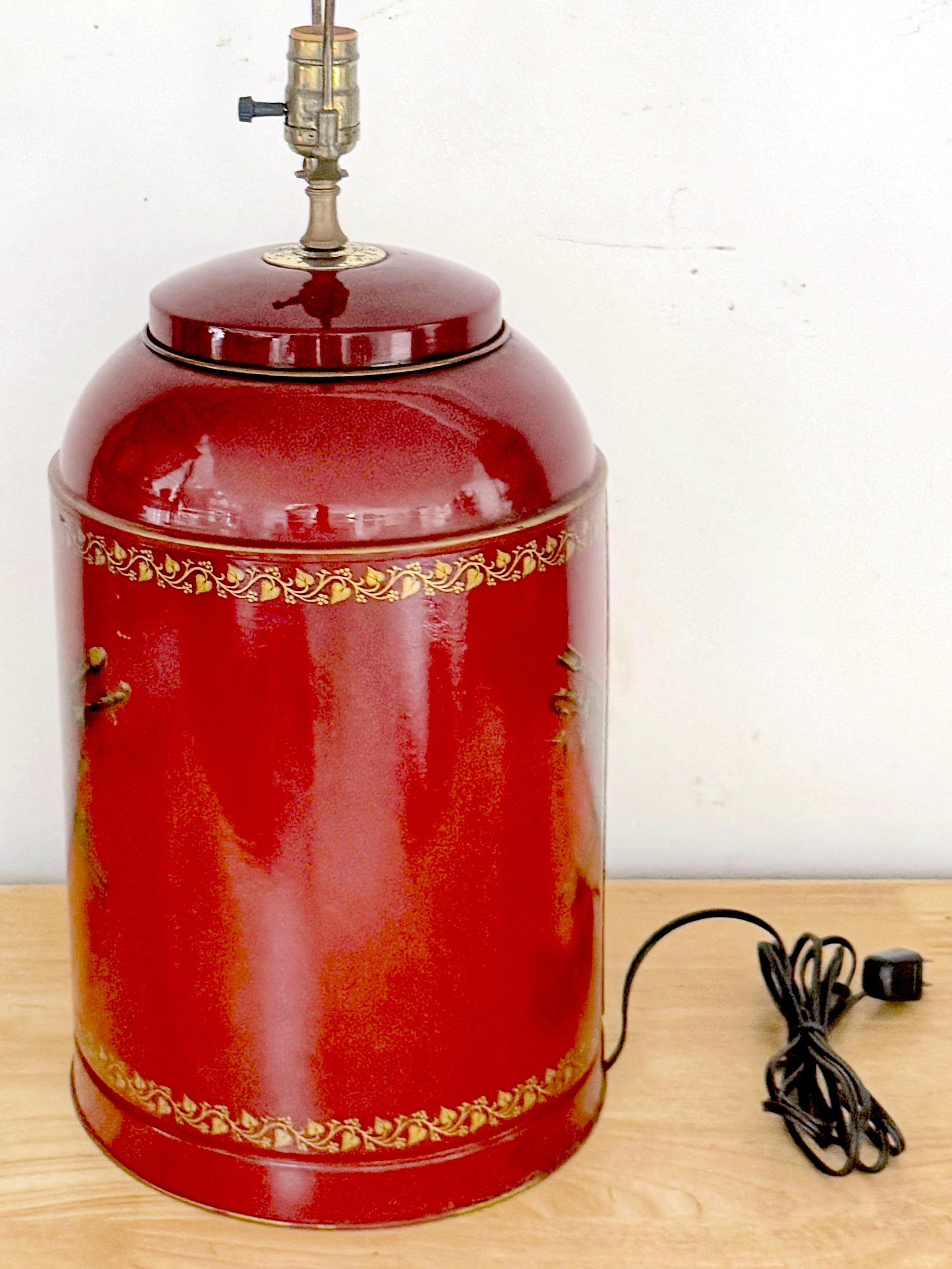 Tole rouge italienne et doré néoclassique  Lampe-boîte à thé en forme de médaillon, circa 1950 Bon état - En vente à West Palm Beach, FL