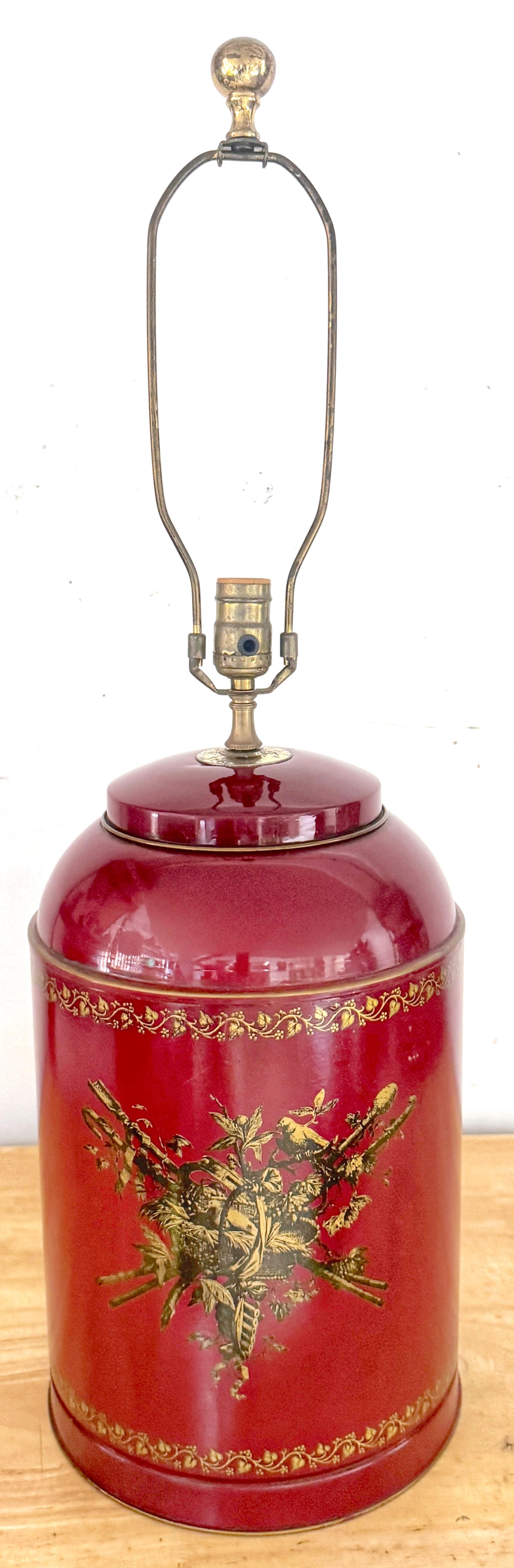 20ième siècle Tole rouge italienne et doré néoclassique  Lampe-boîte à thé en forme de médaillon, circa 1950 en vente