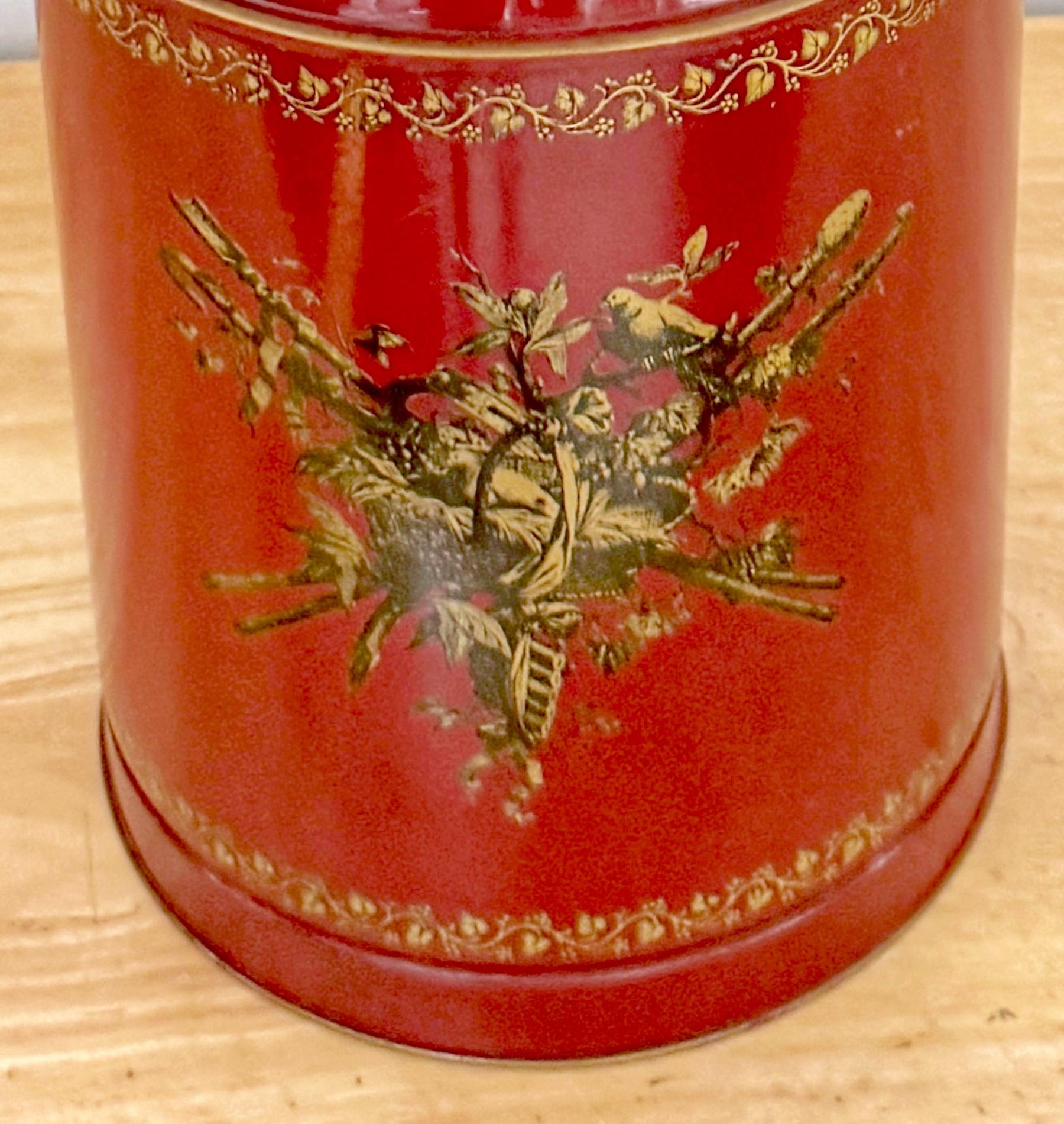 Métal Tole rouge italienne et doré néoclassique  Lampe-boîte à thé en forme de médaillon, circa 1950 en vente