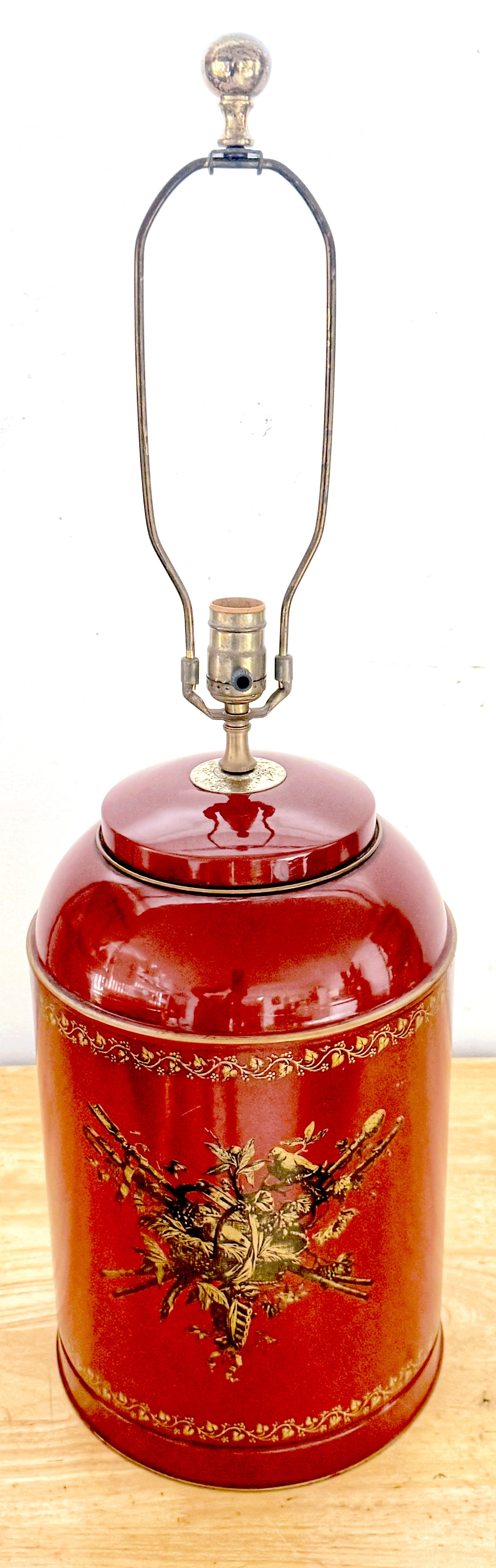 Tole rouge italienne et doré néoclassique  Lampe-boîte à thé en forme de médaillon, circa 1950 en vente 1