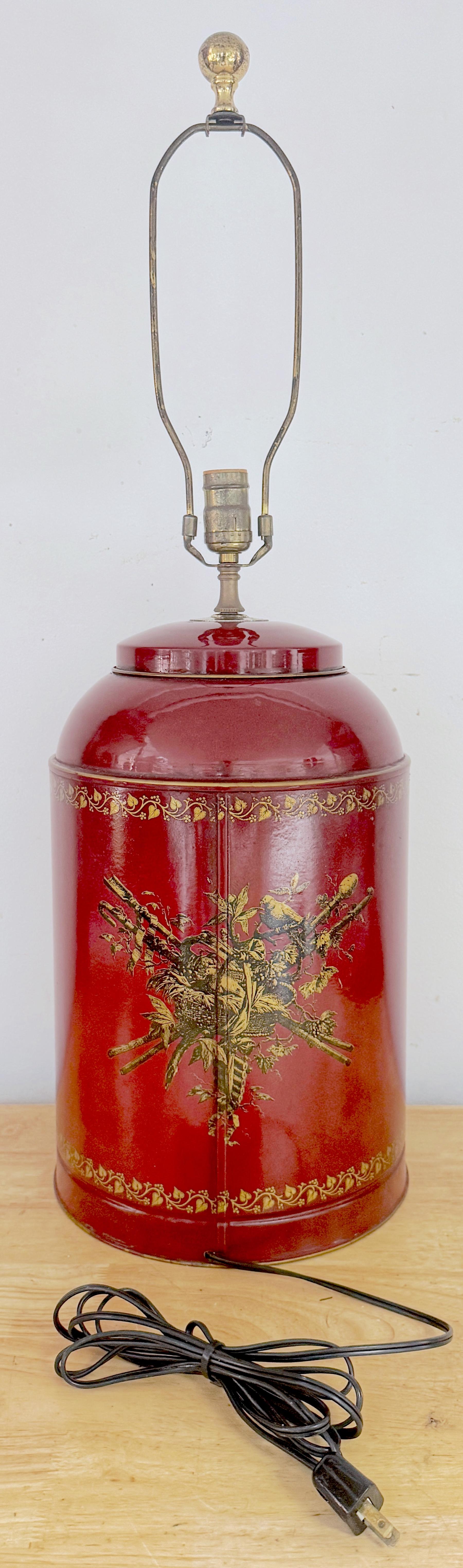 Tole rouge italienne et doré néoclassique  Lampe-boîte à thé en forme de médaillon, circa 1950 en vente 2