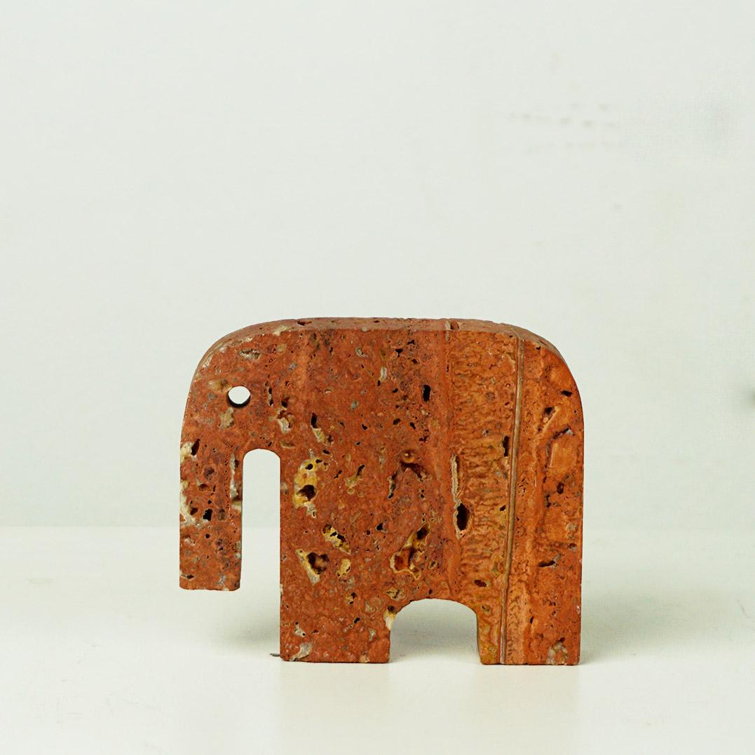Esta encantadora escultura de elefante fue diseñada por Enzo Mari y fabricada por Fratelli Mannelli en Italia a principios de la década de 1970. 
Está hecho a mano con un bloque de travertino rojo esculpido.  
Está en perfecto estado original de