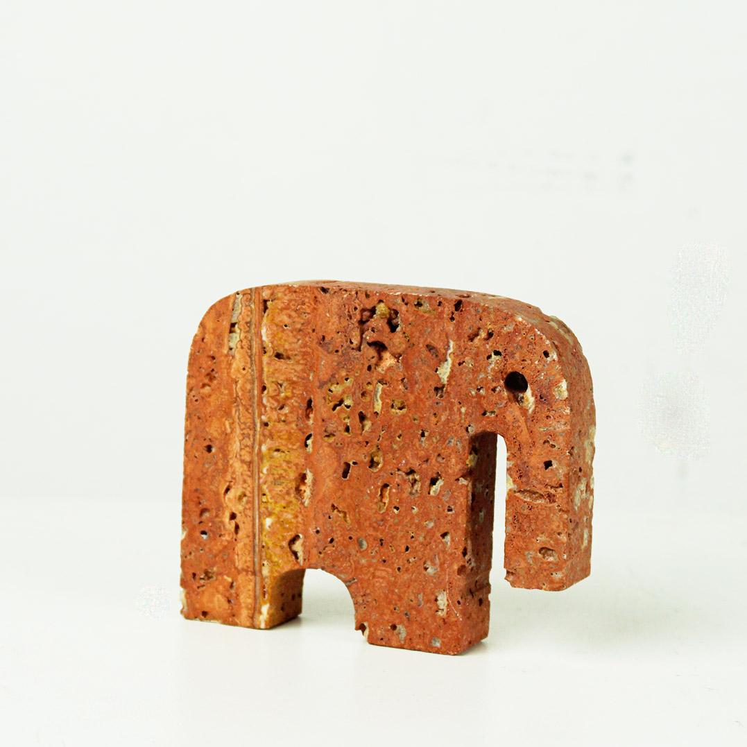Escultura Elefante Travertino rojo italiano de Enzo Mari para Fratelli Manelli Italiano