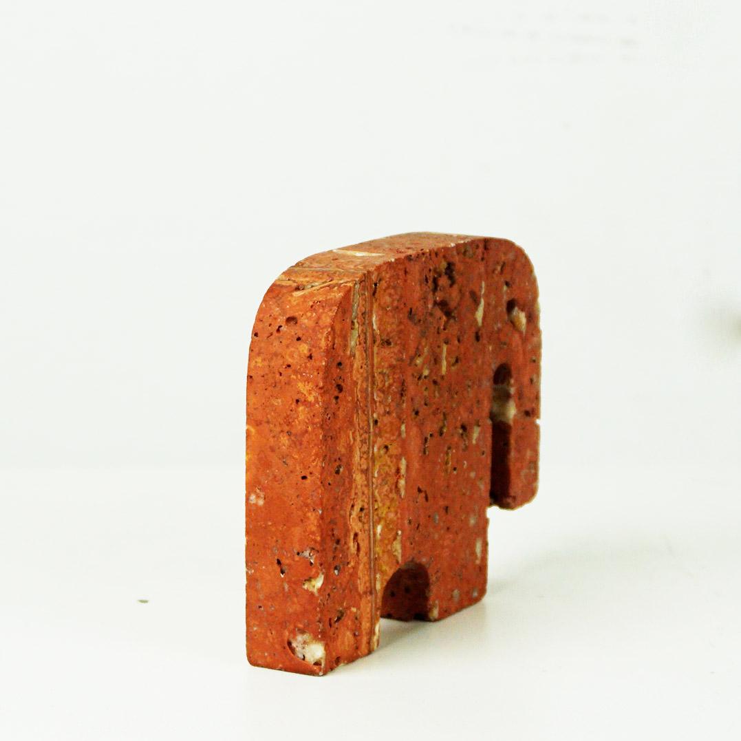 Escultura Elefante Travertino rojo italiano de Enzo Mari para Fratelli Manelli en Bueno Estado en Vienna, AT