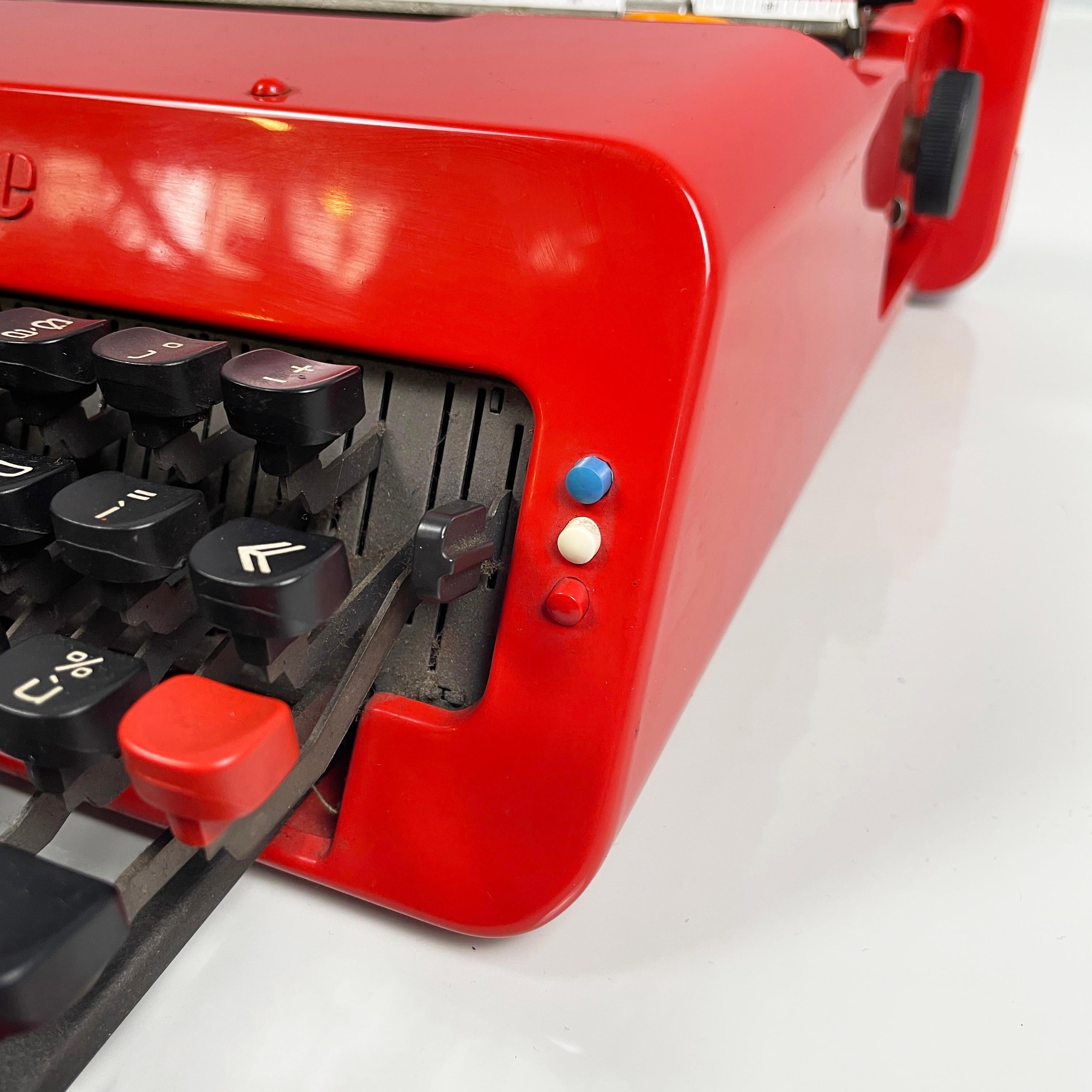 Italienische rote Schreibmaschine Valentine von Ettore Sottsass Perry King Olivetti, 1970er Jahre im Angebot 4