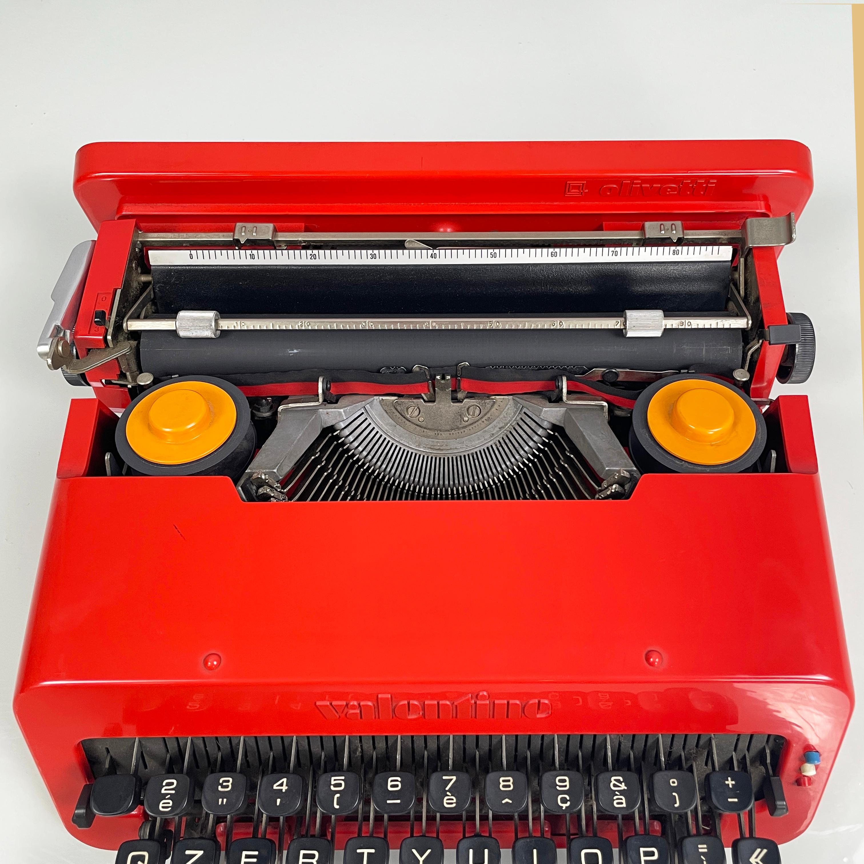 Italienische rote Schreibmaschine Valentine von Ettore Sottsass Perry King Olivetti, 1970er Jahre im Angebot 5