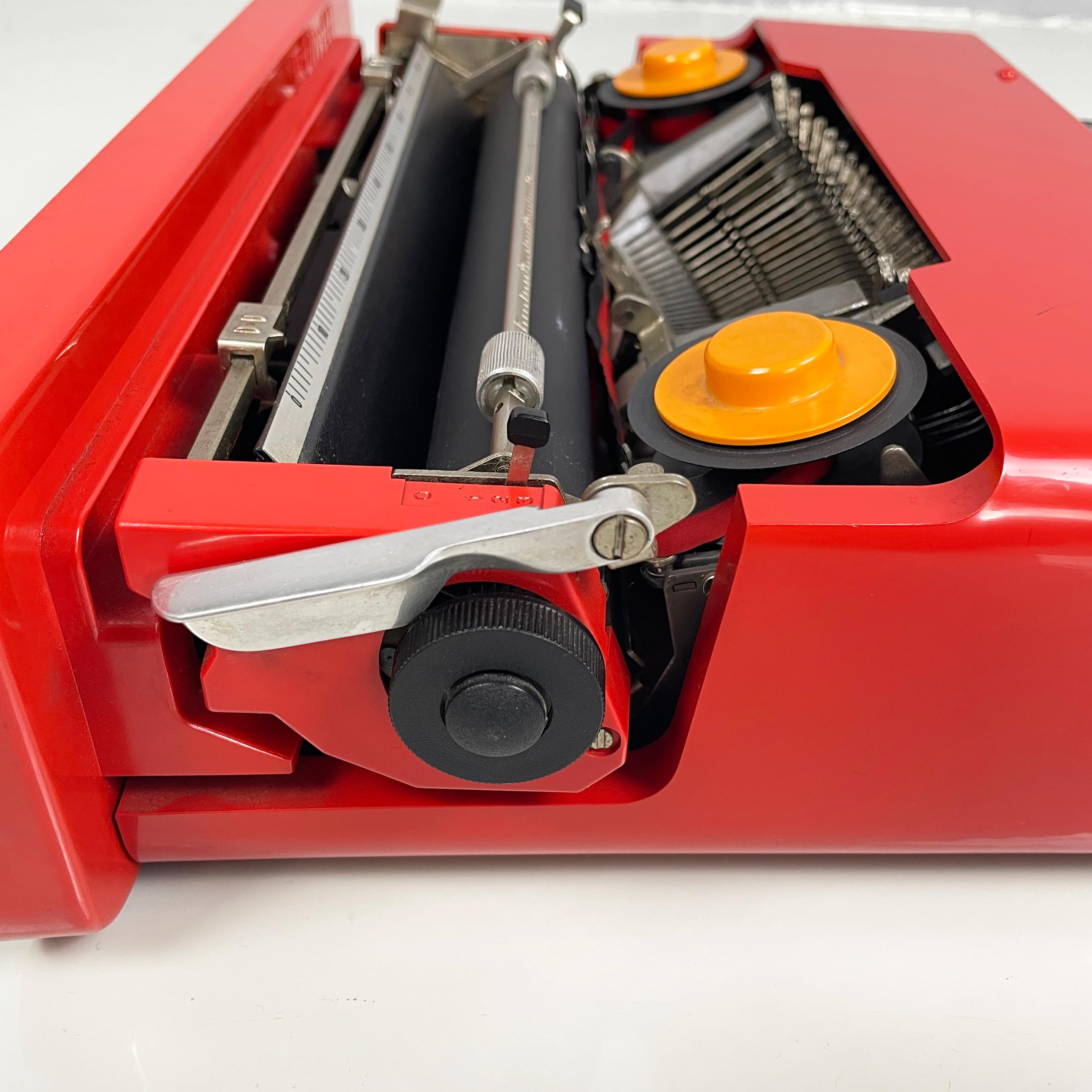 Italienische rote Schreibmaschine Valentine von Ettore Sottsass Perry King Olivetti, 1970er Jahre im Angebot 7