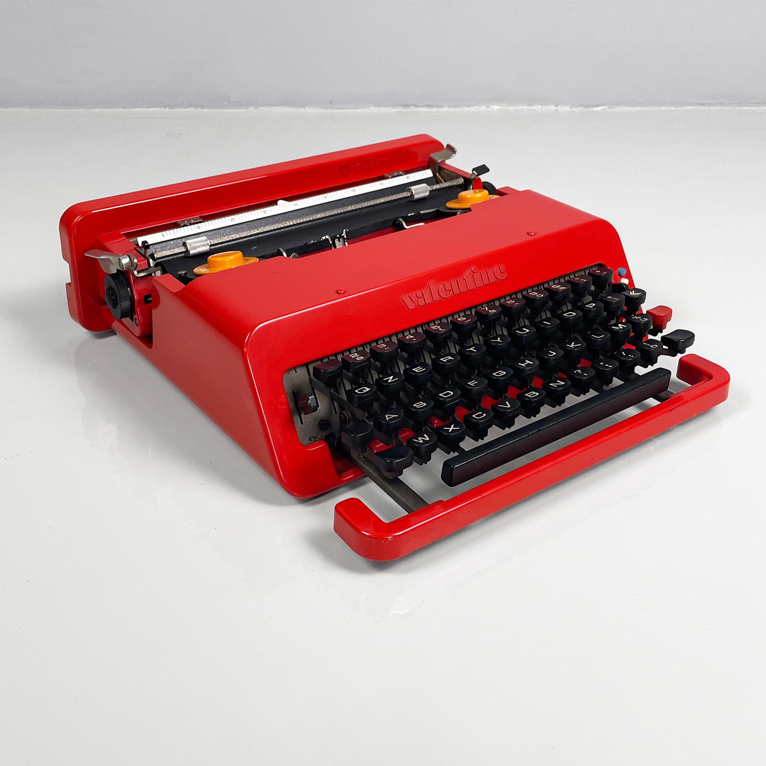 Moderne italienische Schreibmaschine Valentine von Ettore Sottsass und Perry A. King für Olivetti, 1970er Jahre
Ikonisches Schreibmaschinenmodell Valentine mit rechteckigem Sockel und abgerundeten Ecken, aus leuchtend rot lackiertem Metall. Auf der