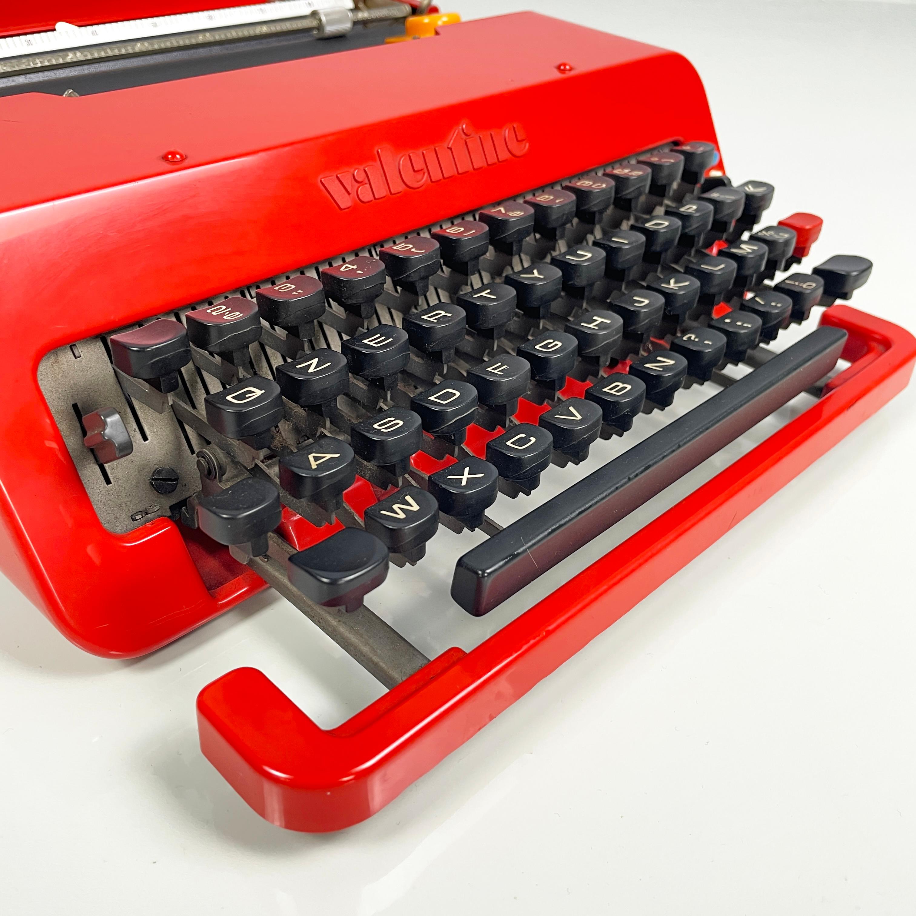 Italienische rote Schreibmaschine Valentine von Ettore Sottsass Perry King Olivetti, 1970er Jahre im Angebot 2