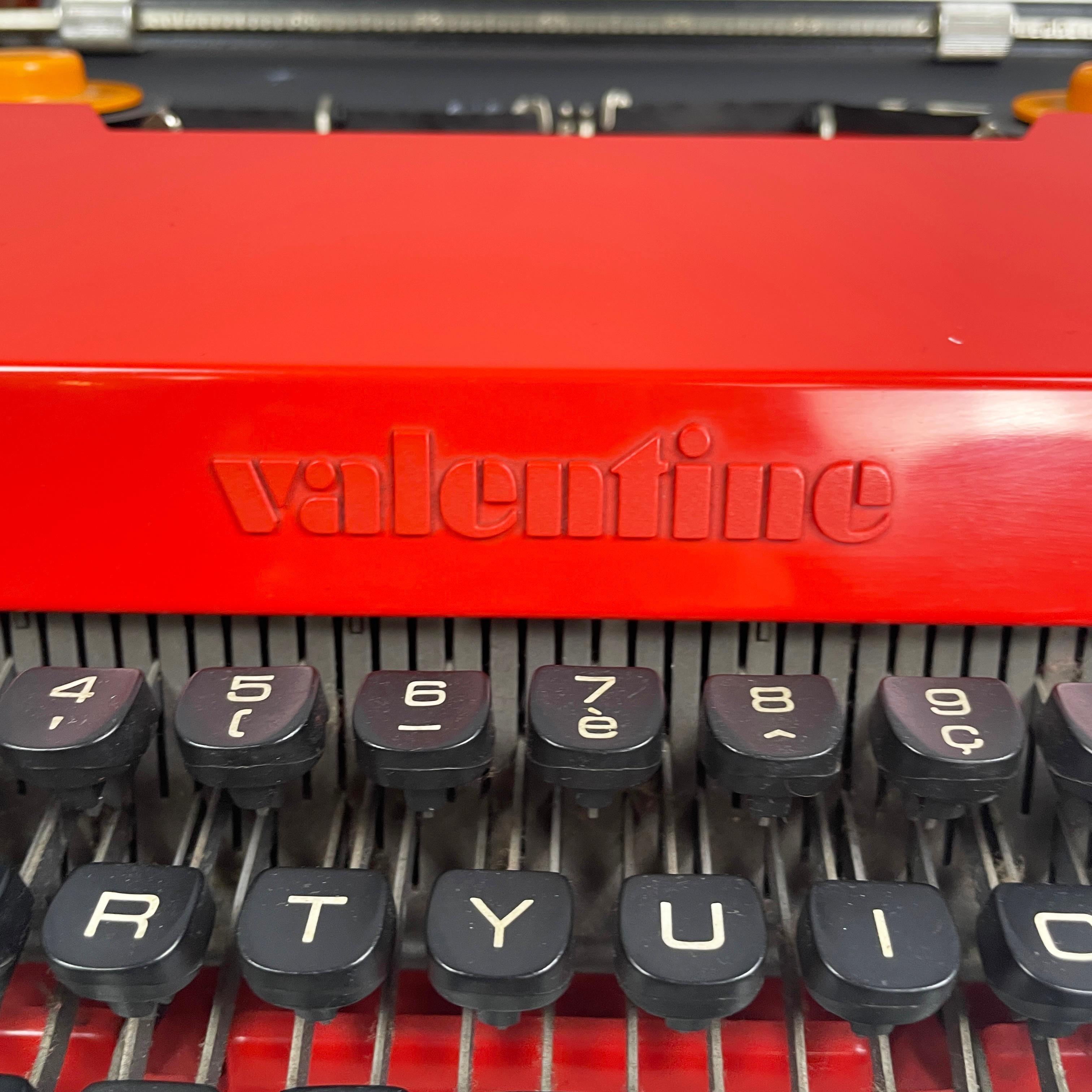 Italienische rote Schreibmaschine Valentine von Ettore Sottsass Perry King Olivetti, 1970er Jahre im Angebot 3