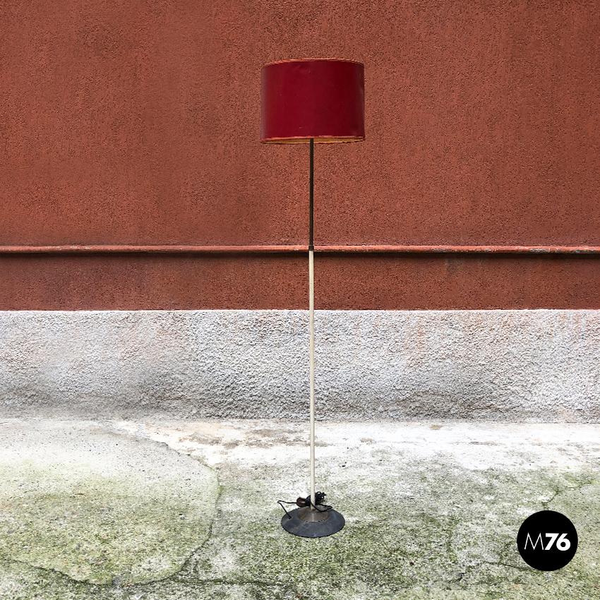 Italian red, white and brass details floor lamp by Stilnovo, 1950s.
Metal basement with central white painted stem, red lampshade and brass details.
Good condition.
Measures: 36 x 167 H cm.