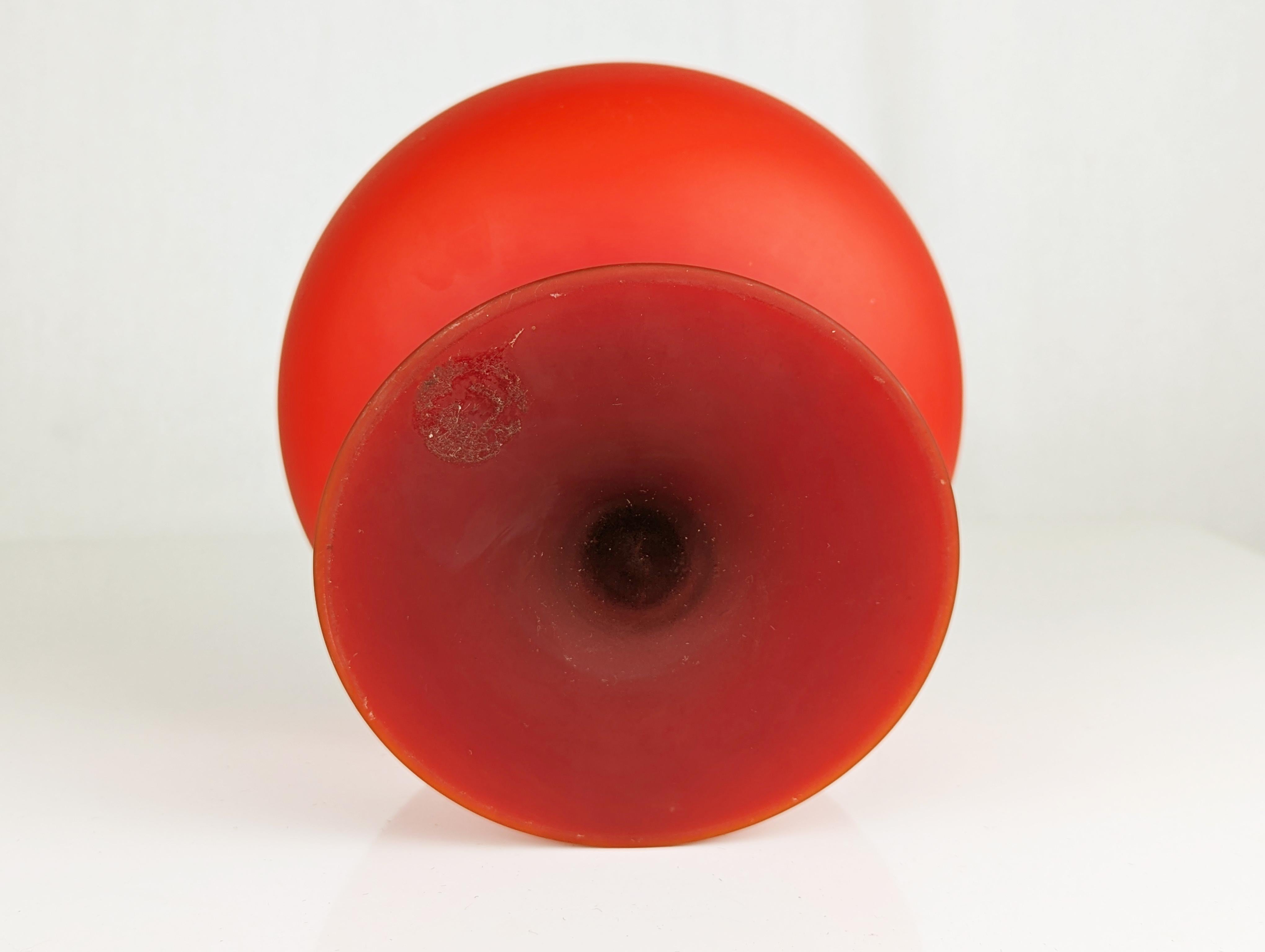 Cuenco italiano de cristal incamiciato de Murano rojo y blanco de Carlo Moretti, 1959 en venta 3