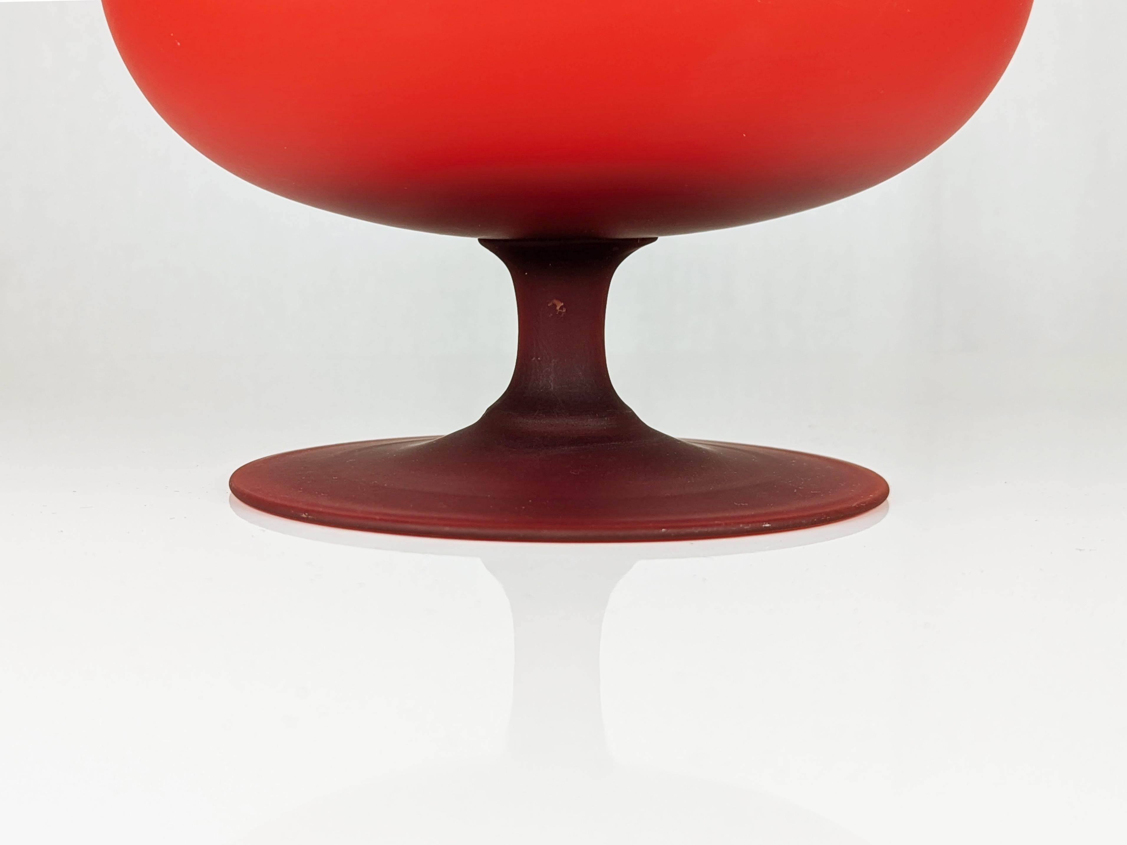 Cuenco italiano de cristal incamiciato de Murano rojo y blanco de Carlo Moretti, 1959 Italiano en venta