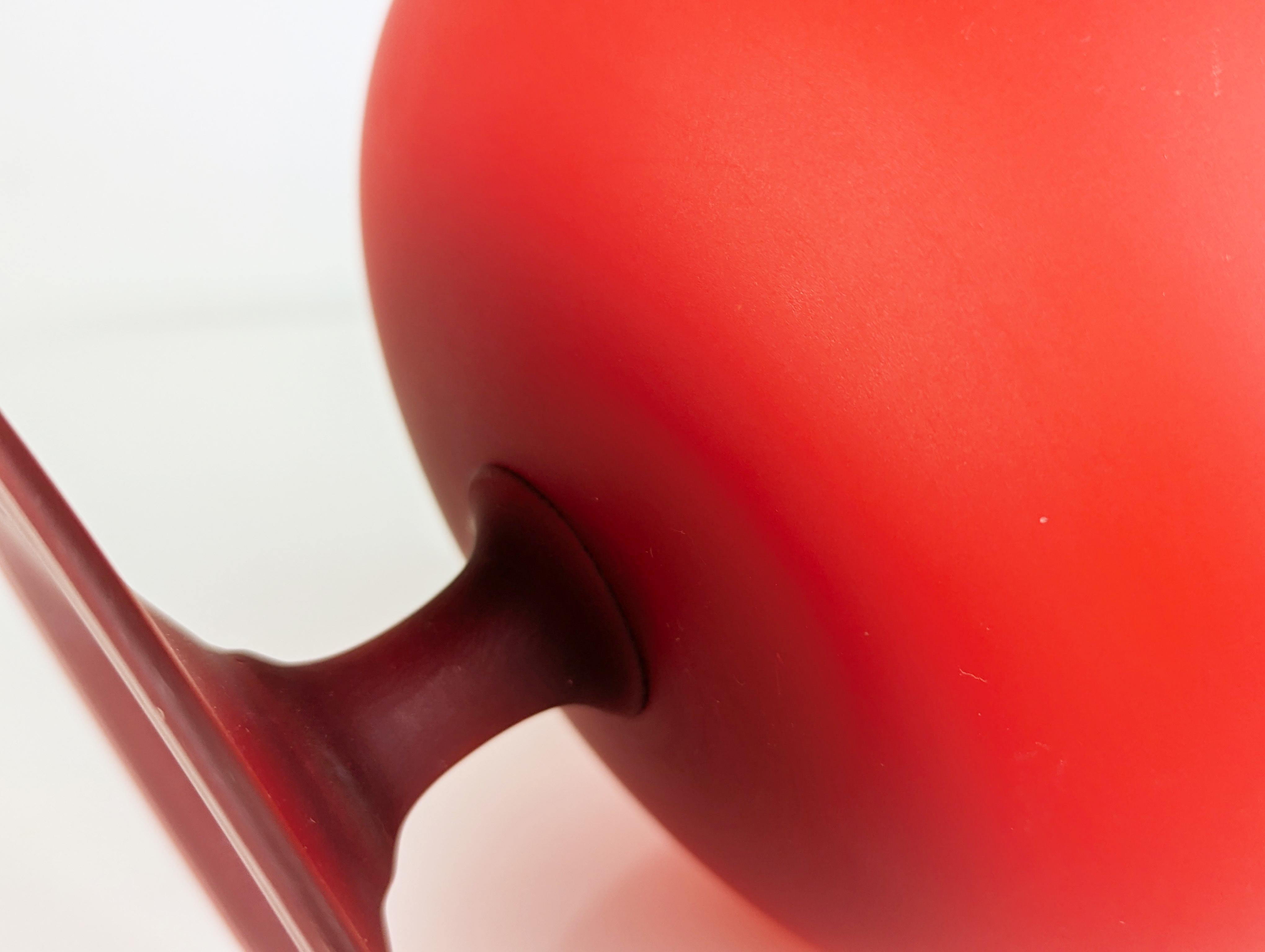 Cuenco italiano de cristal incamiciato de Murano rojo y blanco de Carlo Moretti, 1959 Hecho a mano en venta