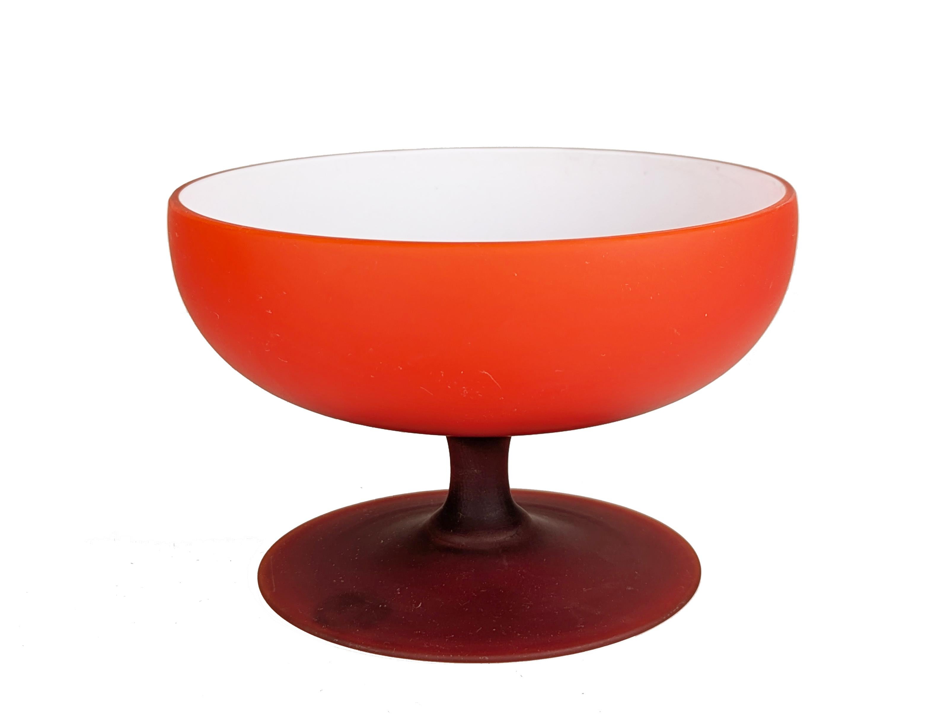 Cuenco italiano de cristal incamiciato de Murano rojo y blanco de Carlo Moretti, 1959 en Bueno estado para la venta en Varese, Lombardia