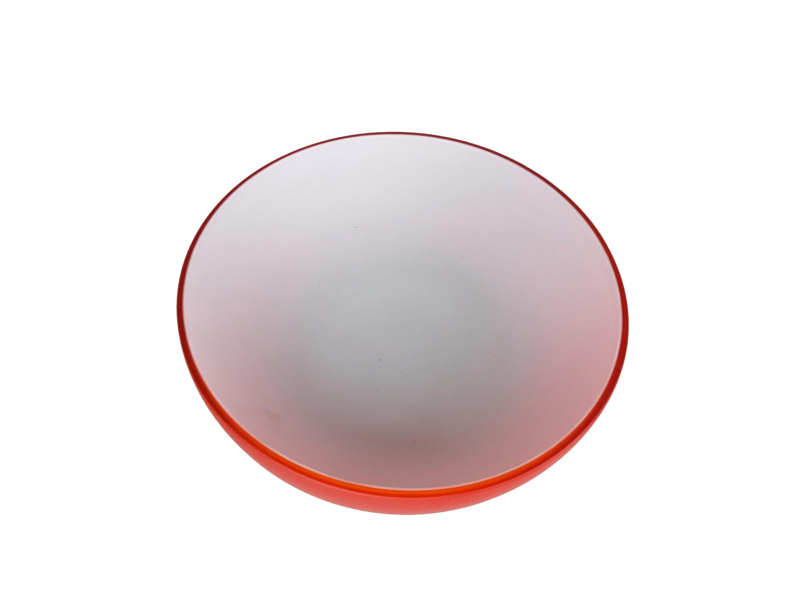 Cuenco italiano de cristal incamiciato de Murano rojo y blanco de Carlo Moretti, 1959 siglo XX en venta