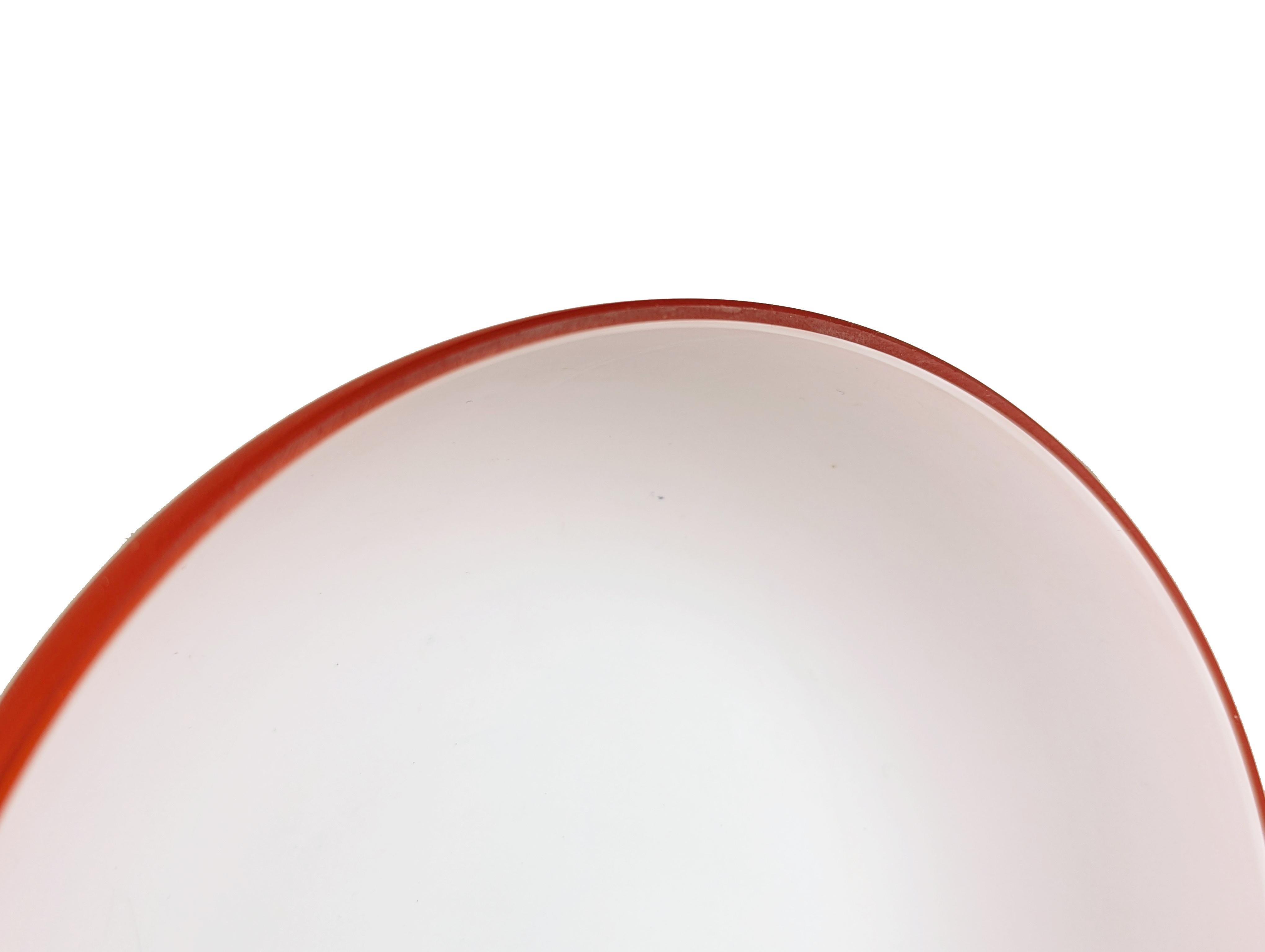 Cuenco italiano de cristal incamiciato de Murano rojo y blanco de Carlo Moretti, 1959 en venta 1