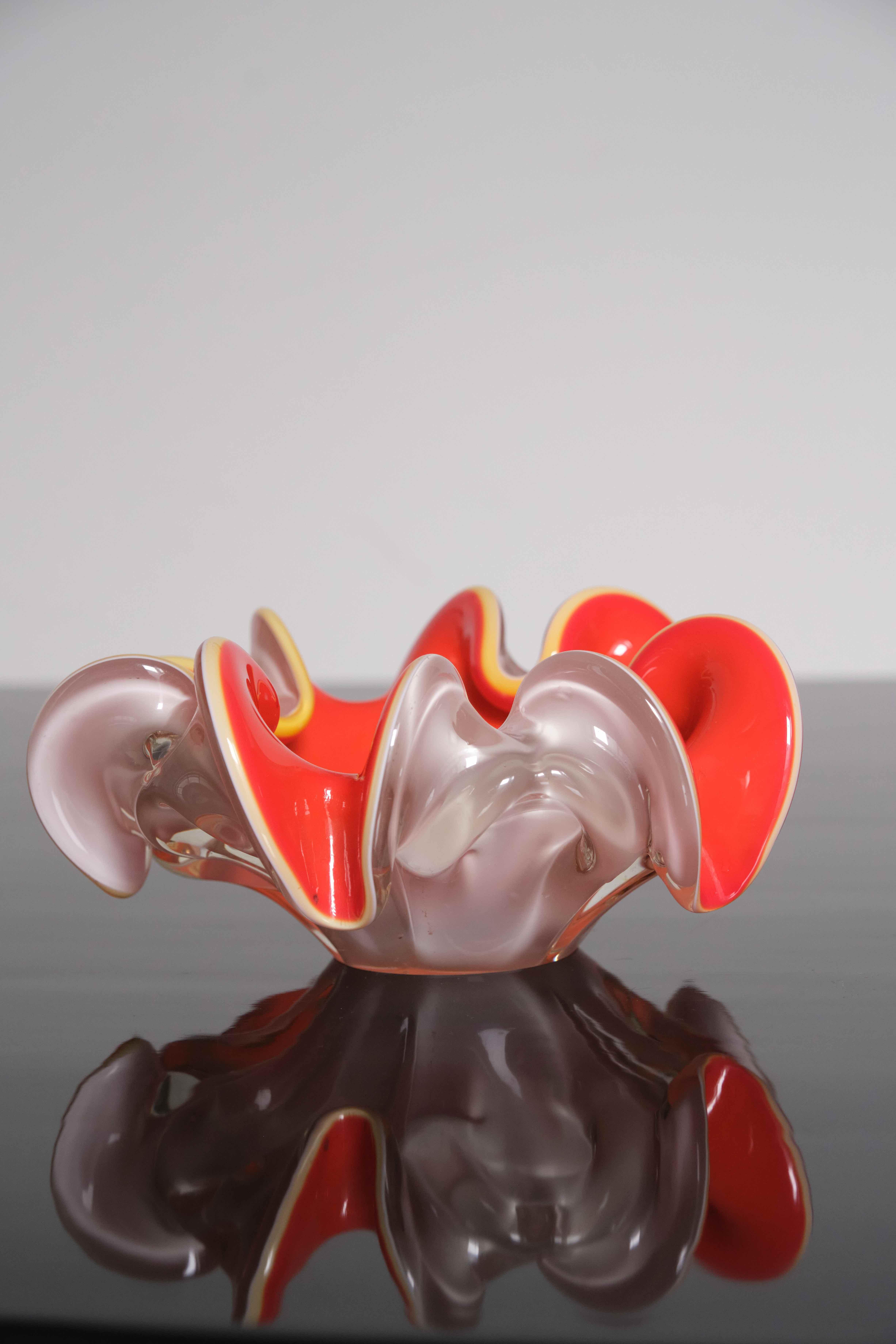 ¿Qué es el cristal de Murano? ¿Es vidrio fabricado en un lugar especial? ¿O fabricados con técnicas especiales? En realidad son ambas cosas. El cristal de Murano es cristal en el sentido químico de la palabra. Sin embargo, el cristal de Murano es