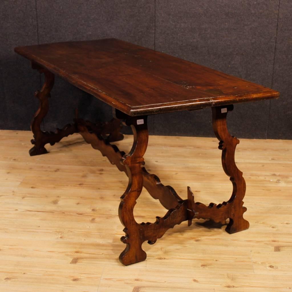 Great 20th century table. Italian furniture in carved solid wood. Large table, ideal for a dining room or living room. It has several signs of wear on the top, overall in good condition.