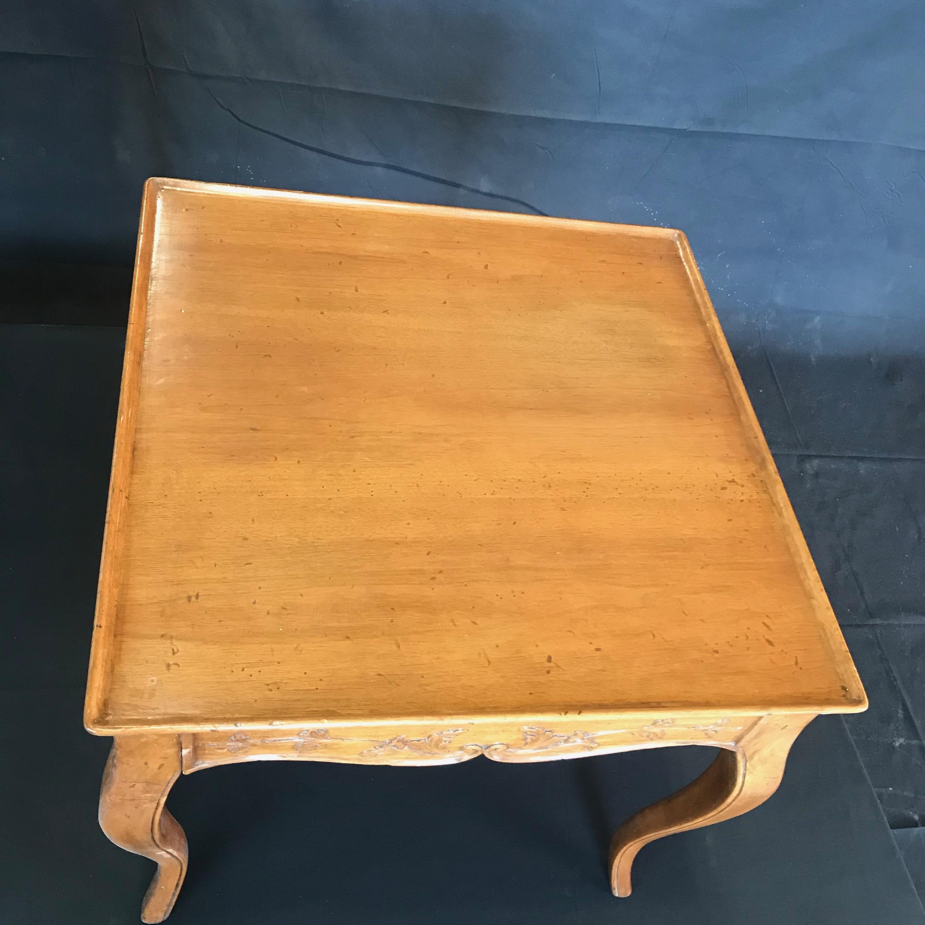 Italian Régence or Louis XV Style Walnut Side Table 6