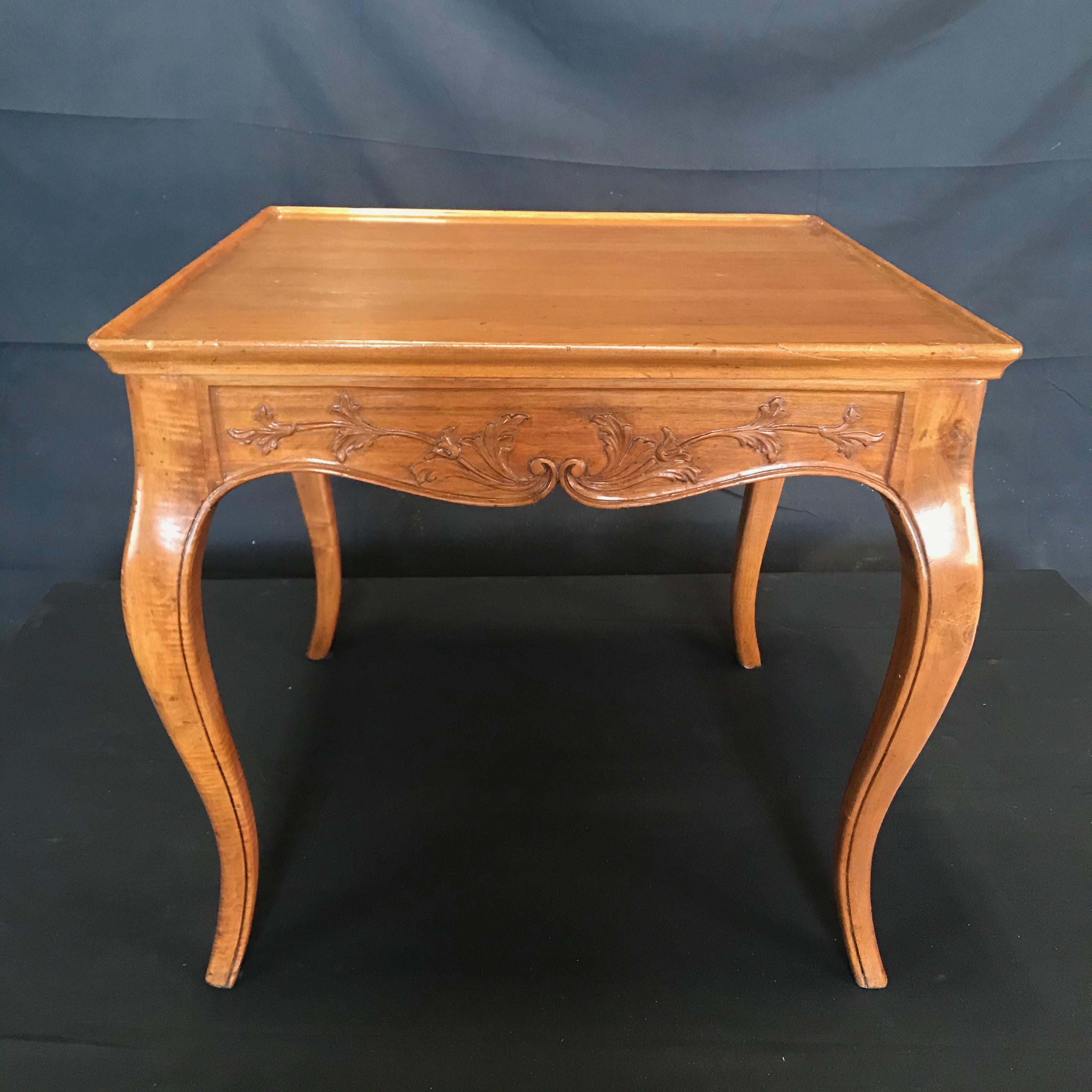 An elegant Italian Régence or Louis XV style walnut side table from the early 20th century, having one drawer, cabriole legs and carved foliage apron. Created in Northern Italy, this lovely side table features a square inset galleried top raised on