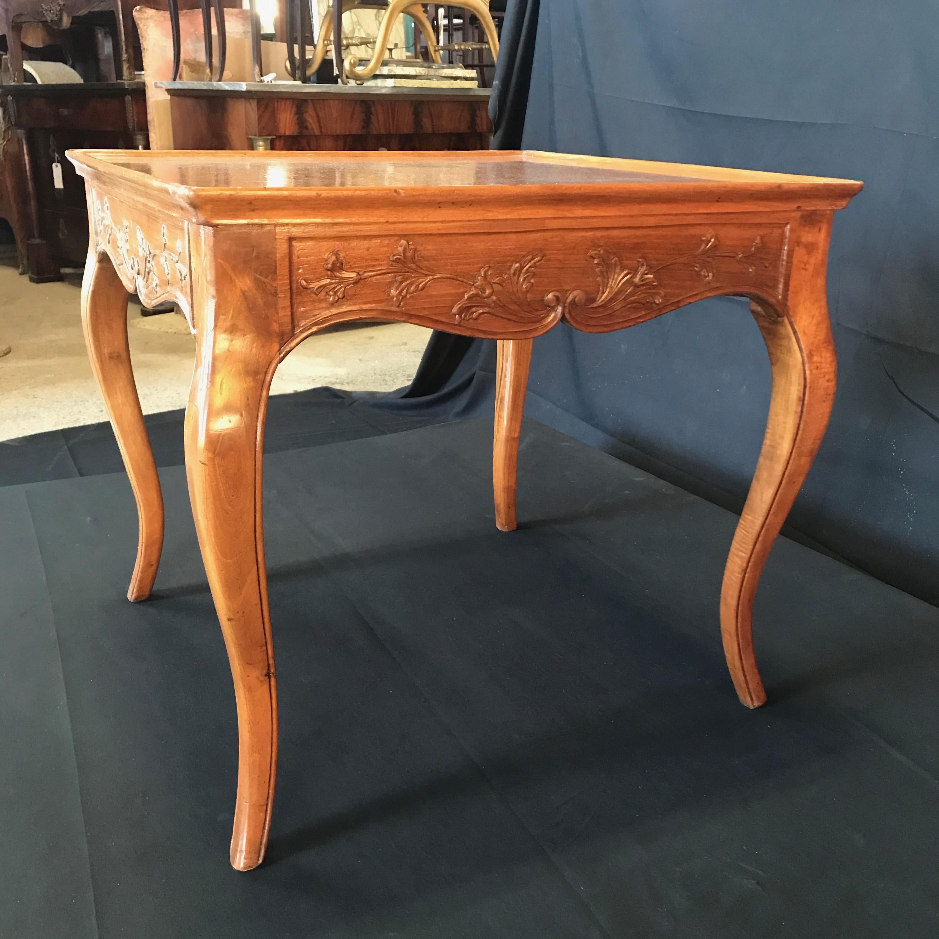 Italian Régence or Louis XV Style Walnut Side Table In Good Condition In Hopewell, NJ