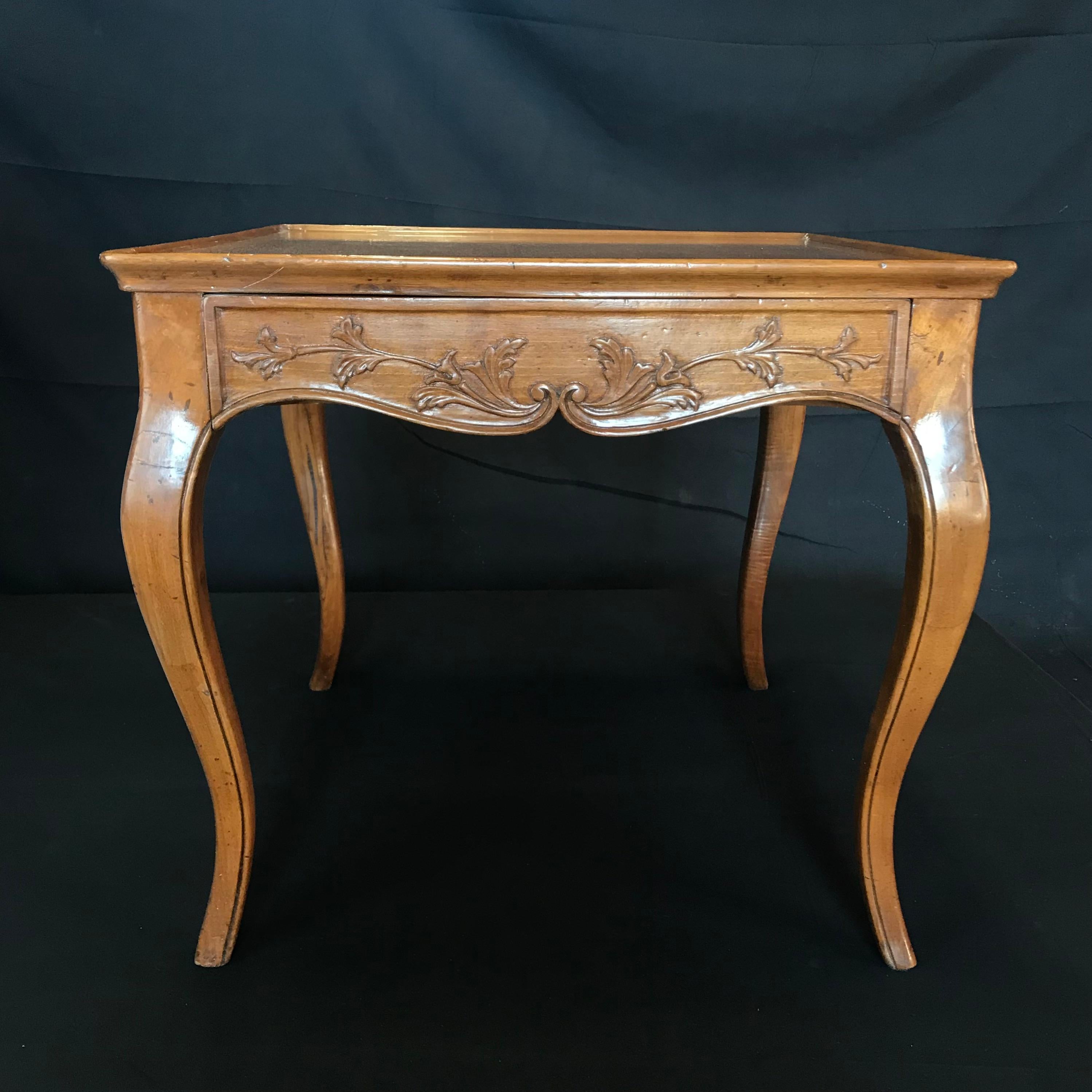 Early 20th Century Italian Régence or Louis XV Style Walnut Side Table