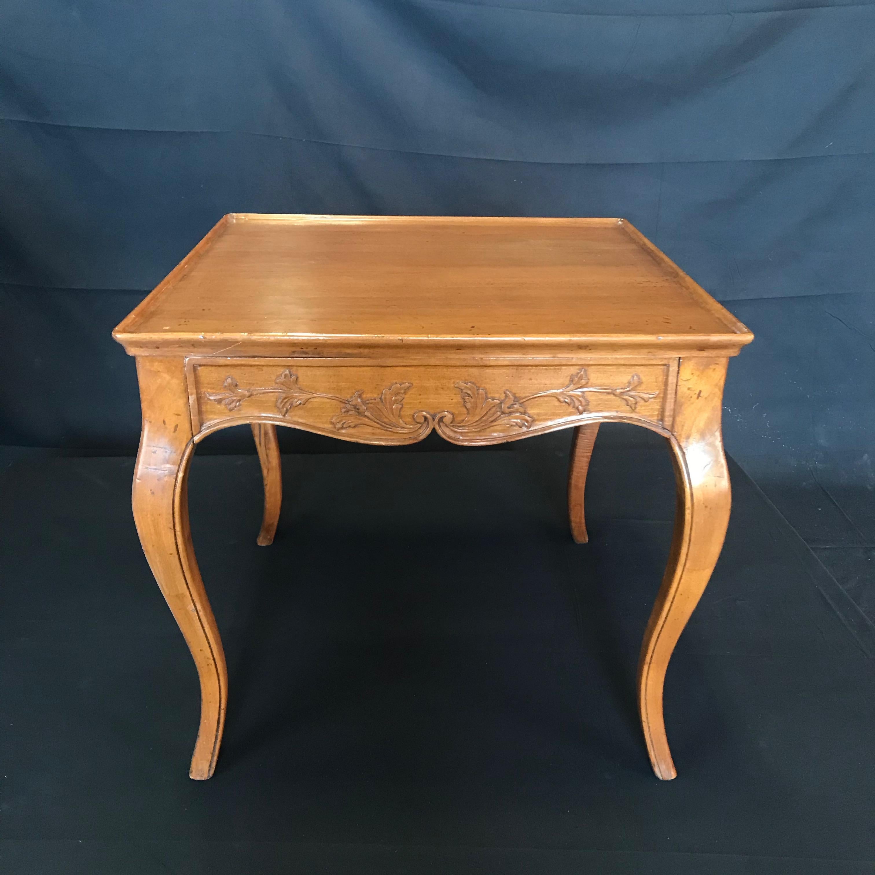 Italian Régence or Louis XV Style Walnut Side Table 2