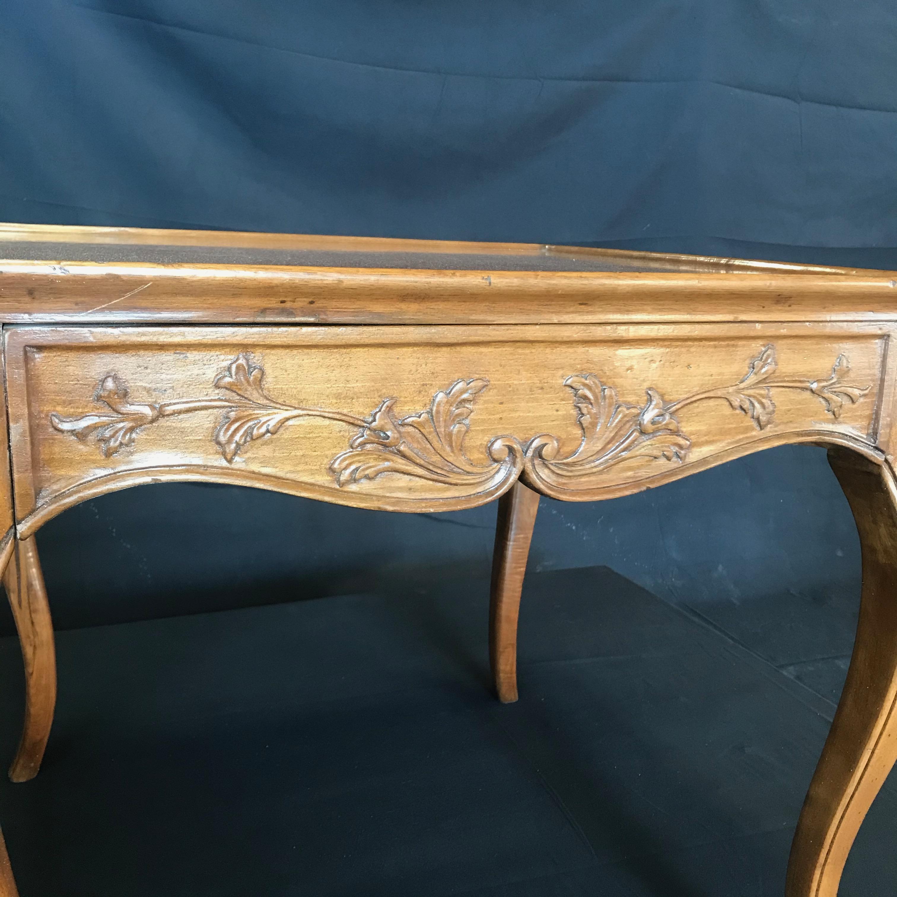 Italian Régence or Louis XV Style Walnut Side Table 4