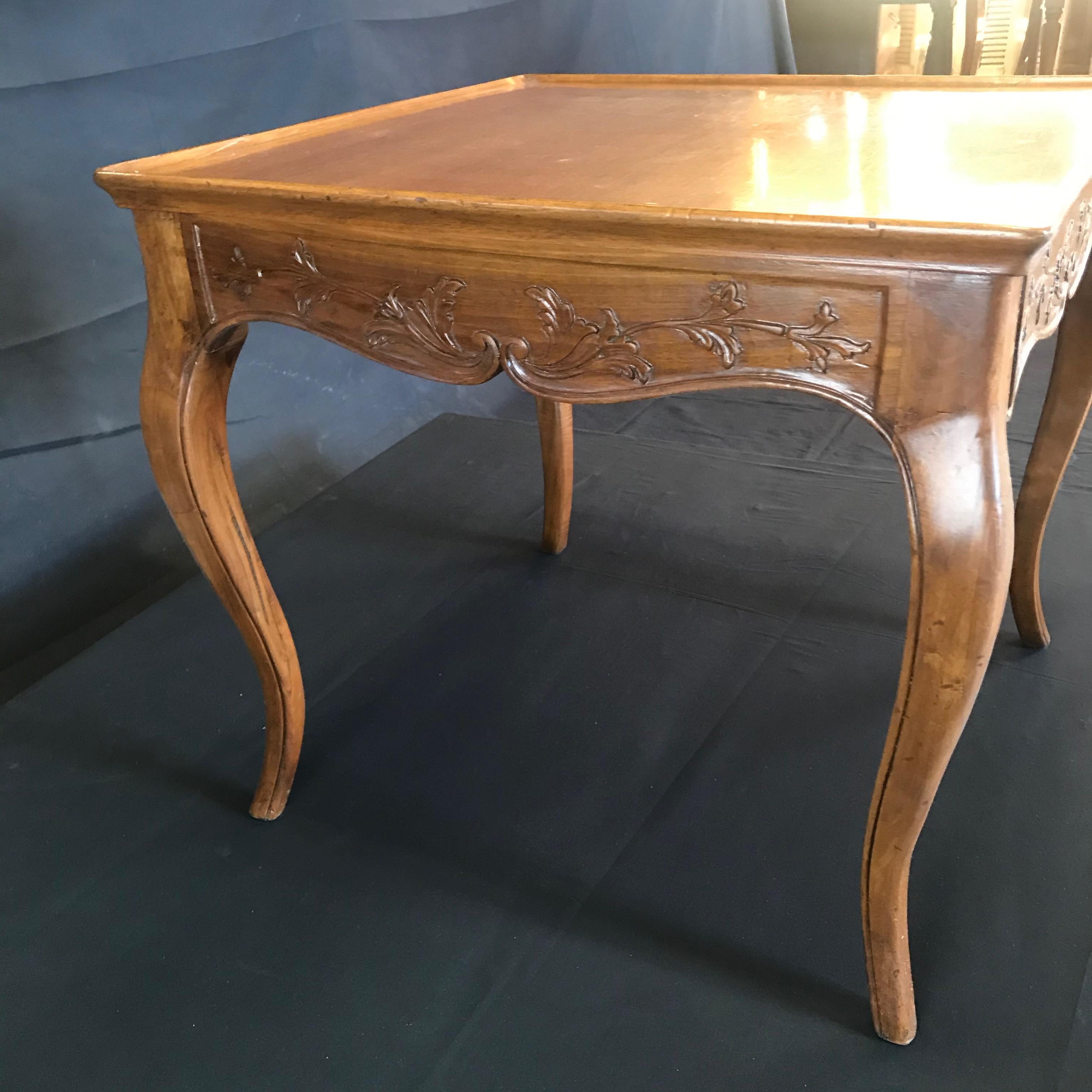 Italian Régence or Louis XV Style Walnut Side Table 5