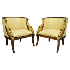 Paire de fauteuils club de style Régence italienne en bois sculpté et doré avec dossier en forme de cygnes, une paire