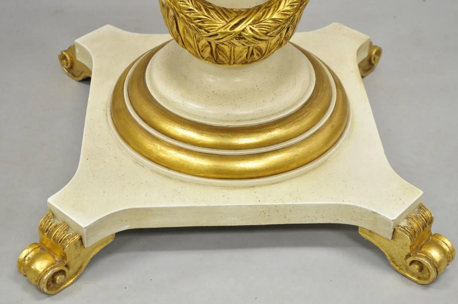 Italienischer Regency-Esstisch im Regency-Stil in Creme & Gold mit vergoldetem, lackiertem Urnensockel - 3 Blättern (Holz) im Angebot