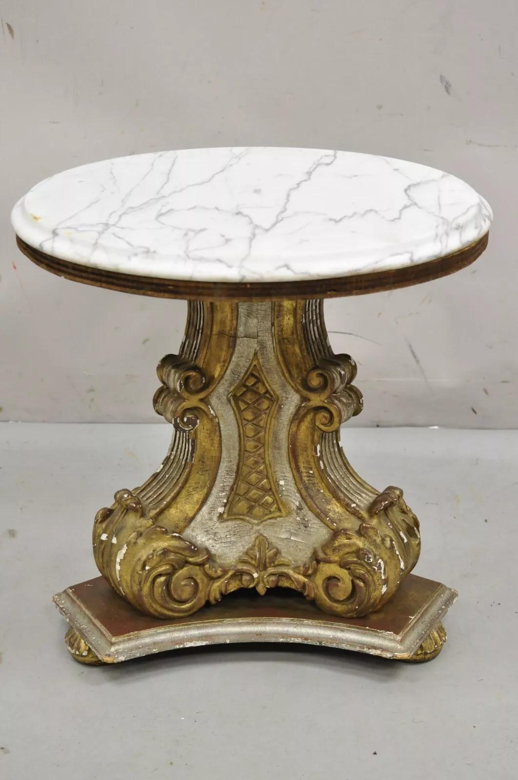 Ancienne table d'appoint basse en bois sculpté Florentine de style Régence Italienne avec plateau en marbre et piédestal argenté/doré. Circa Early 20th Century. Dimensions : 18