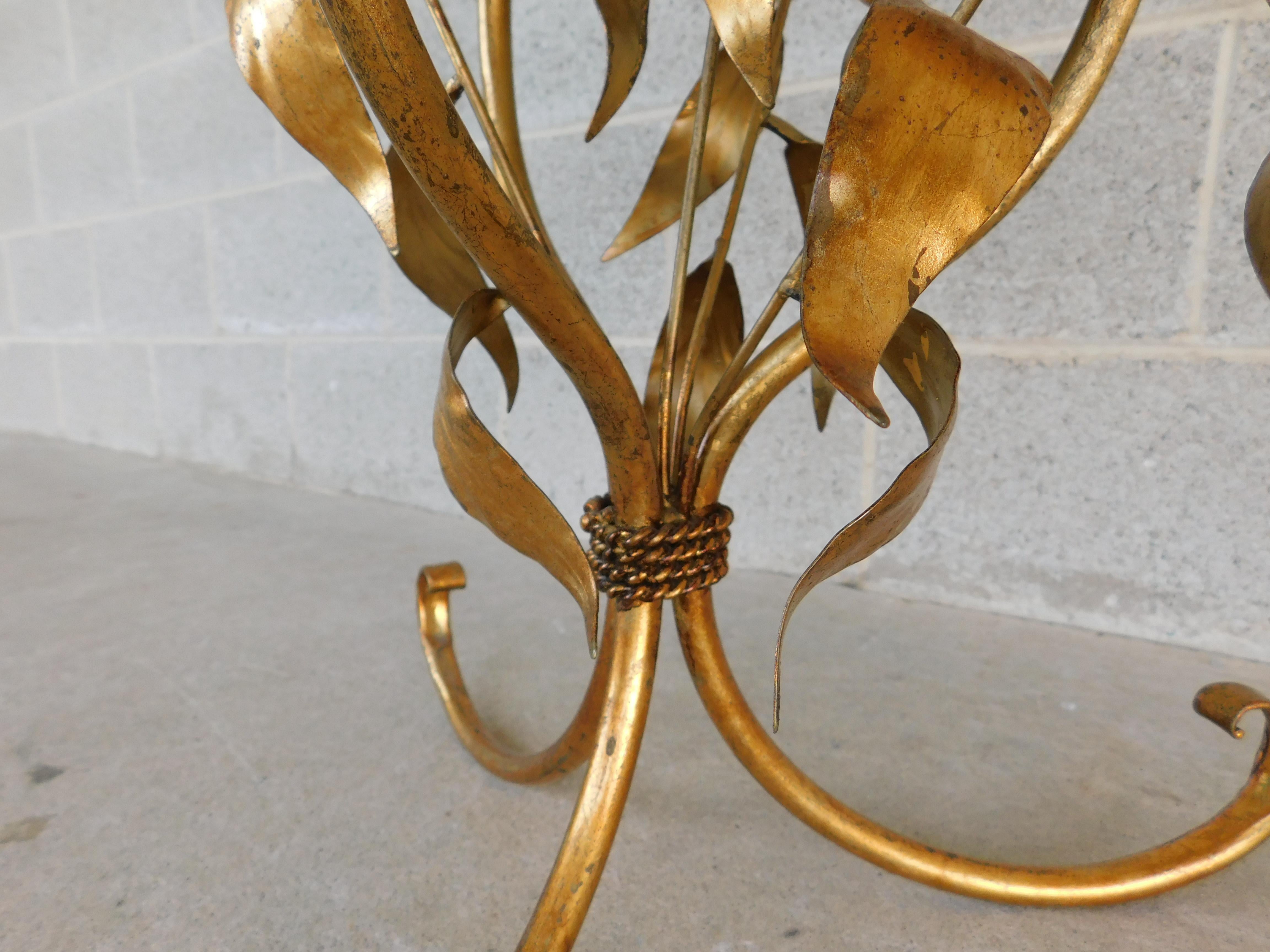 Table d'appoint de style Régence italienne, base en métal doré et plateau rond en verre en vente 4