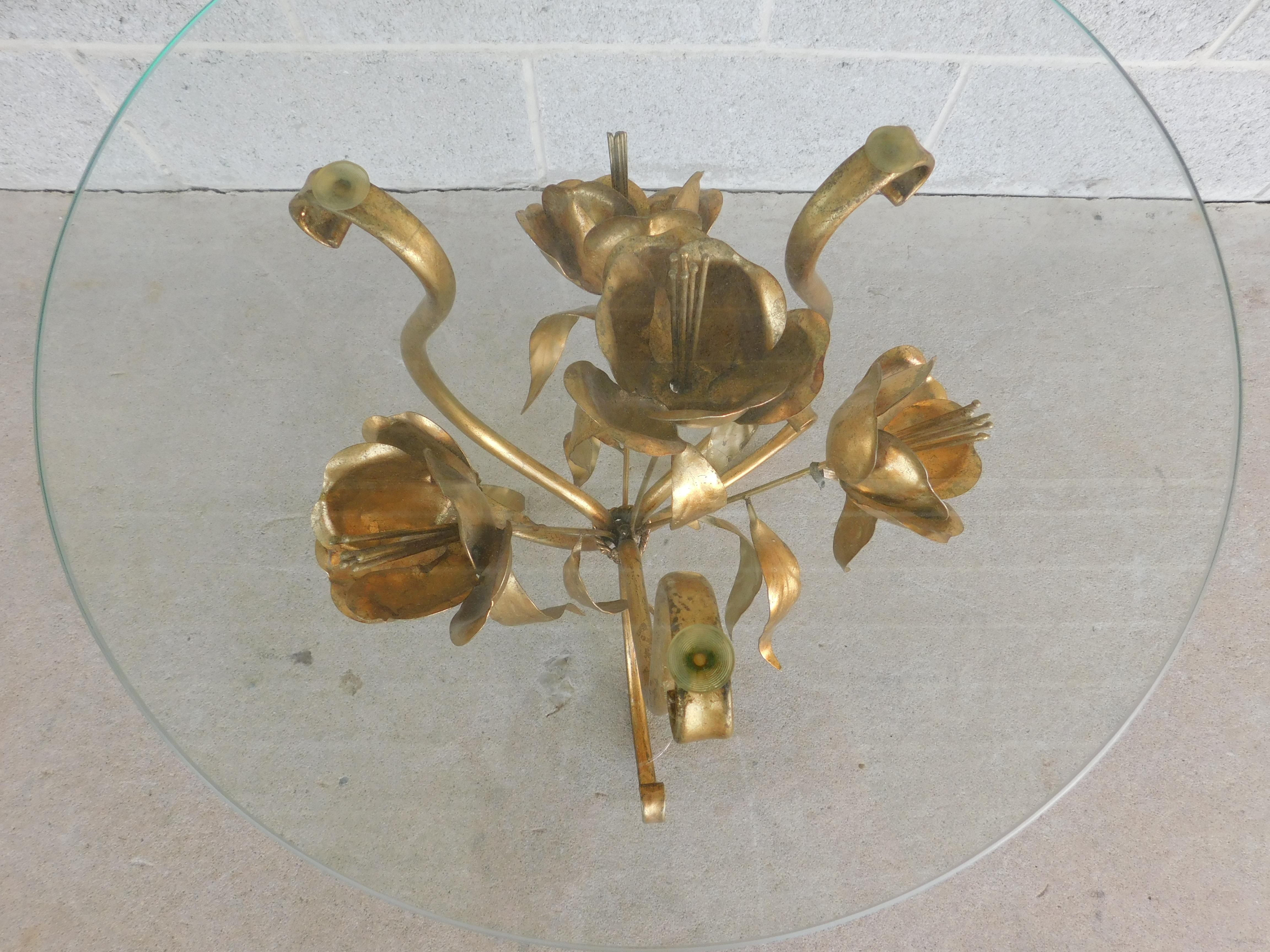 Table d'appoint de style Régence italienne, base en métal doré et plateau rond en verre Bon état - En vente à Parkesburg, PA