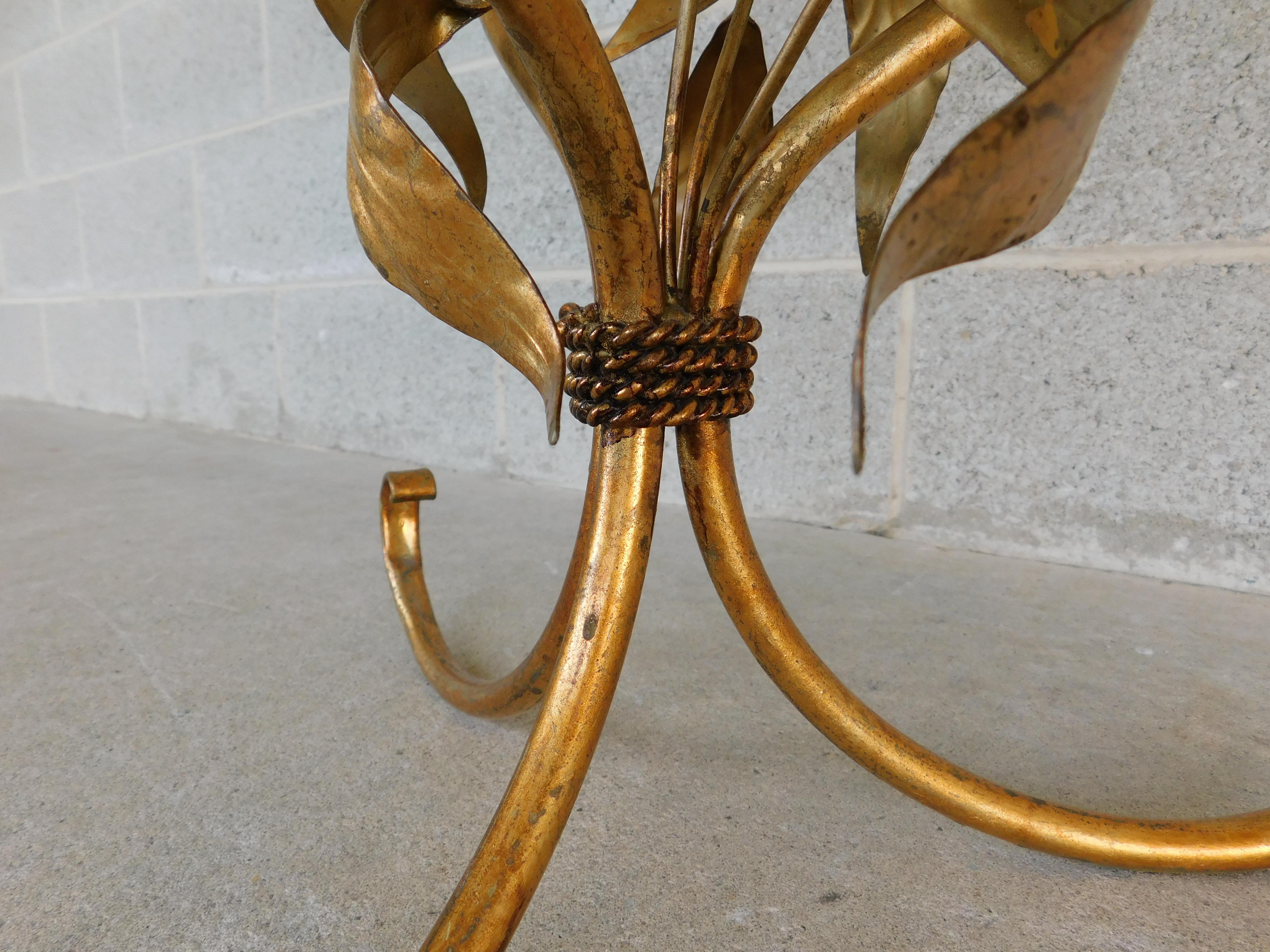 Table d'appoint de style Régence italienne, base en métal doré et plateau rond en verre en vente 3