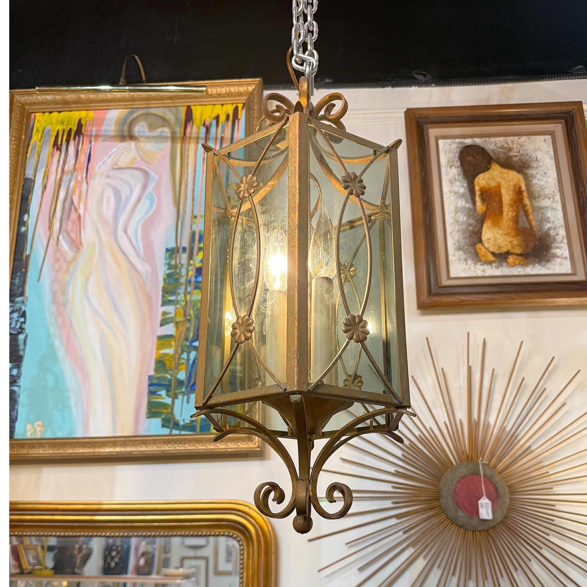 Así es como Italia hizo la Regencia de Hollywood. Una maravilla  par de candelabros de hierro dorado de la regencia con medallón de roseta de flores doradas con panel de cristal incrustado en forma de hexágono con 3 enchufes interiores para