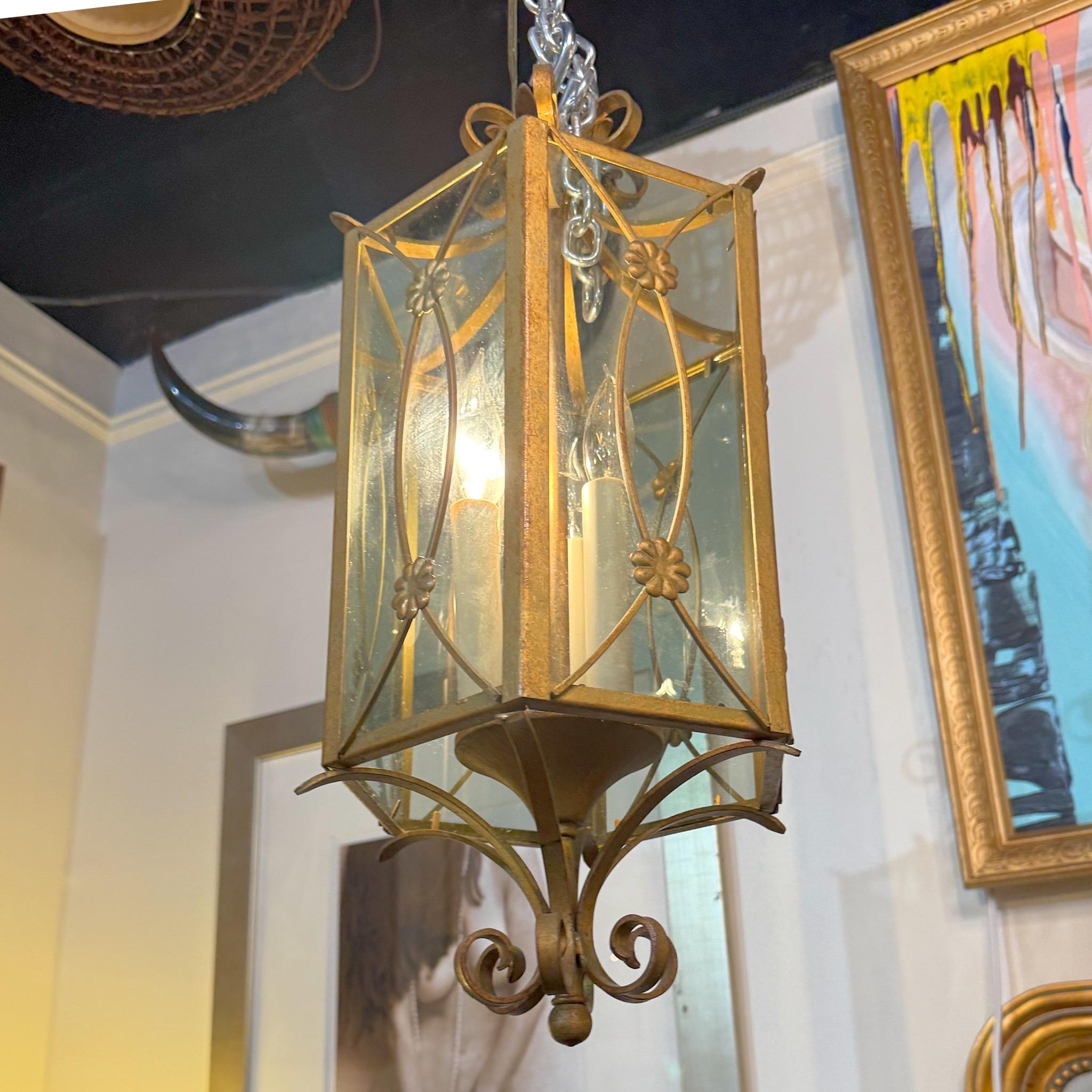 Lámpara Hexagonal de Hierro Dorado de la Regencia Italiana Regencia de Hollywood en venta