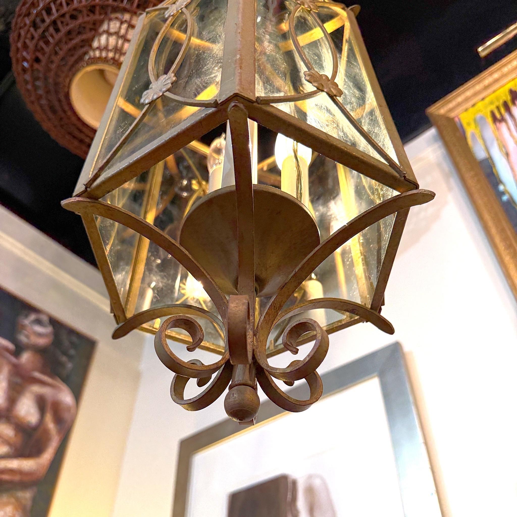Lámpara Hexagonal de Hierro Dorado de la Regencia Italiana en venta 1
