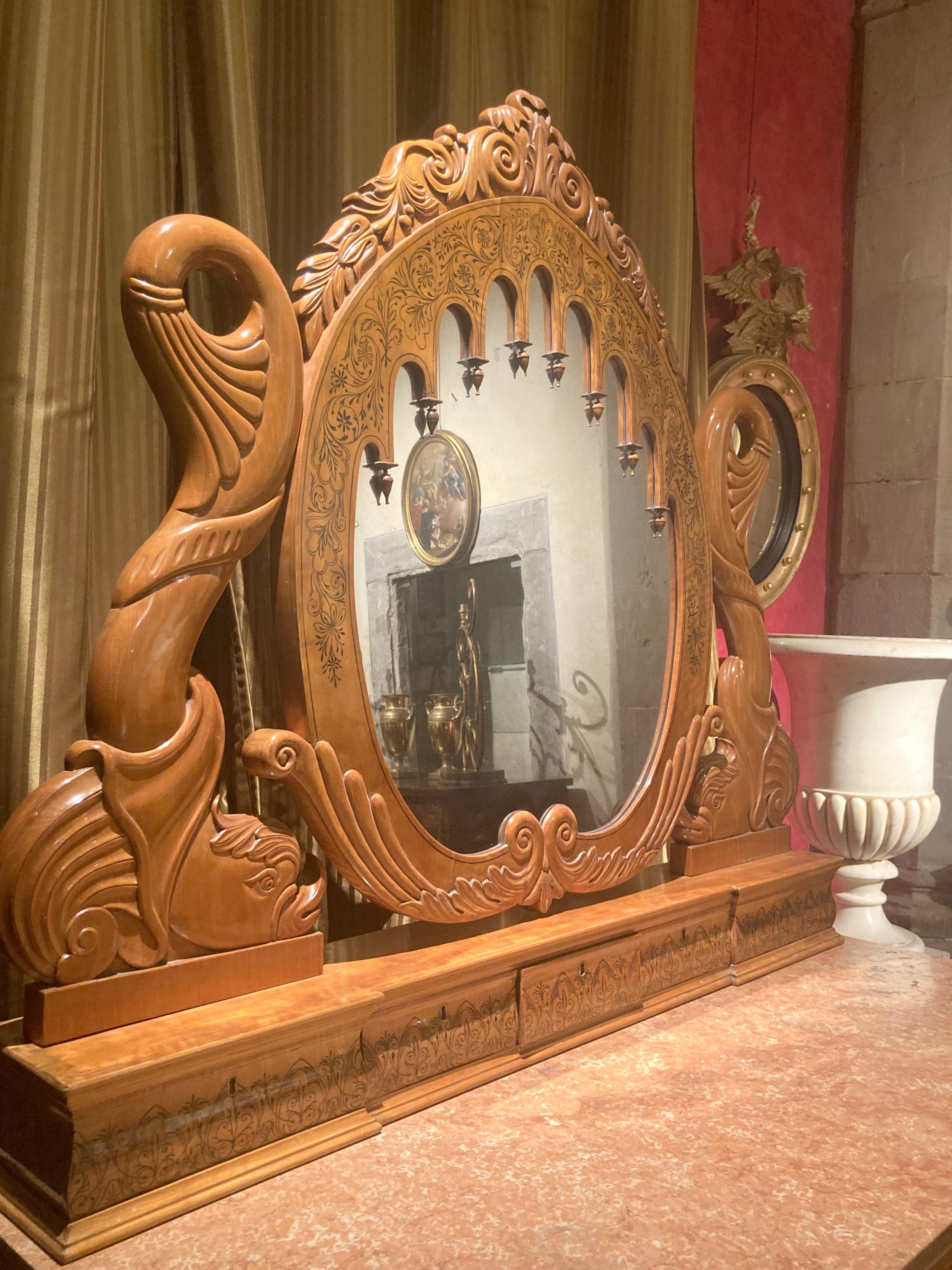 Sculpté à la main Console ou coiffeuse de style Régence italienne en érable sculpté à la main avec miroir en vente