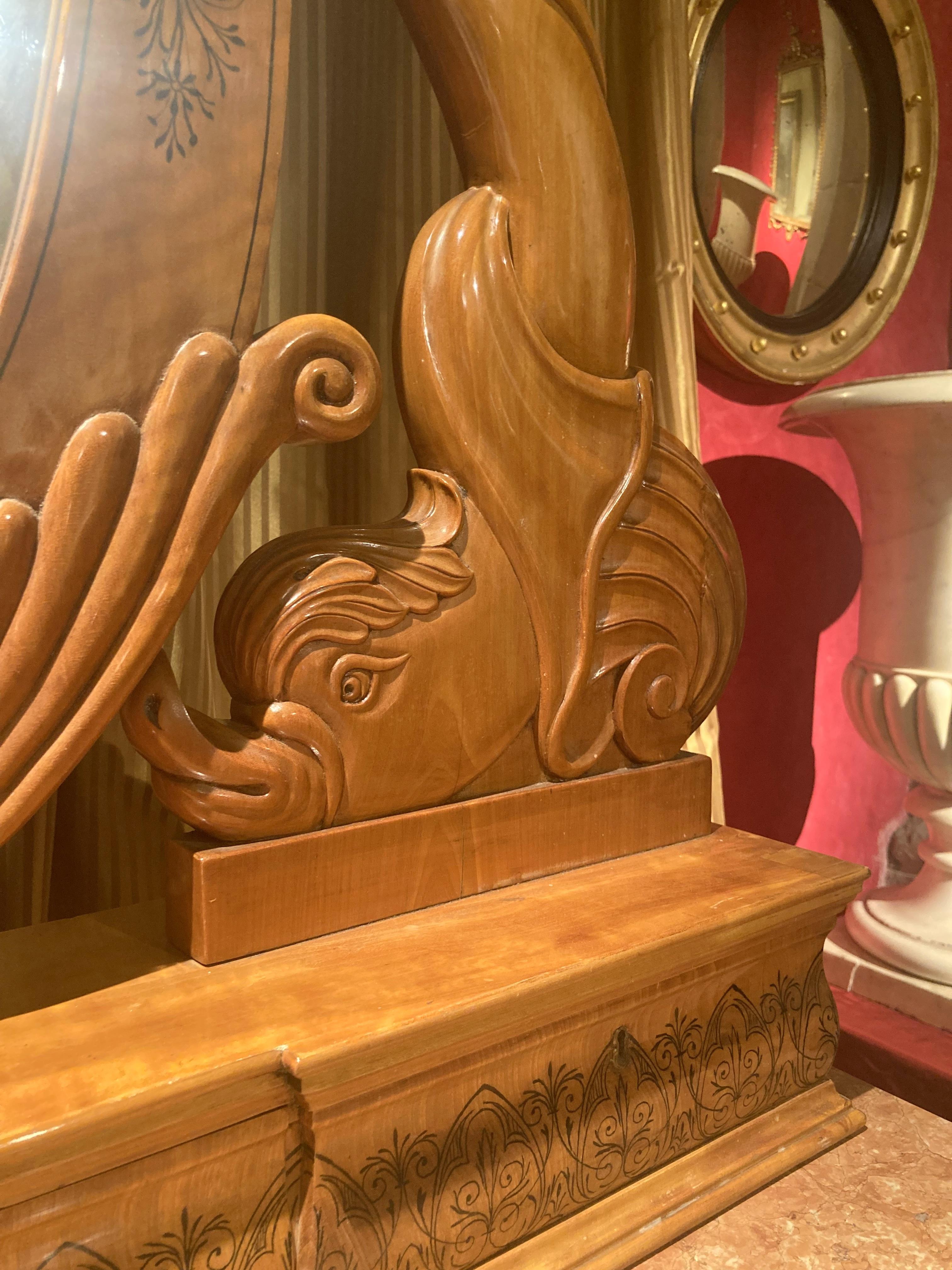 Console ou coiffeuse de style Régence italienne en érable sculpté à la main avec miroir en vente 1