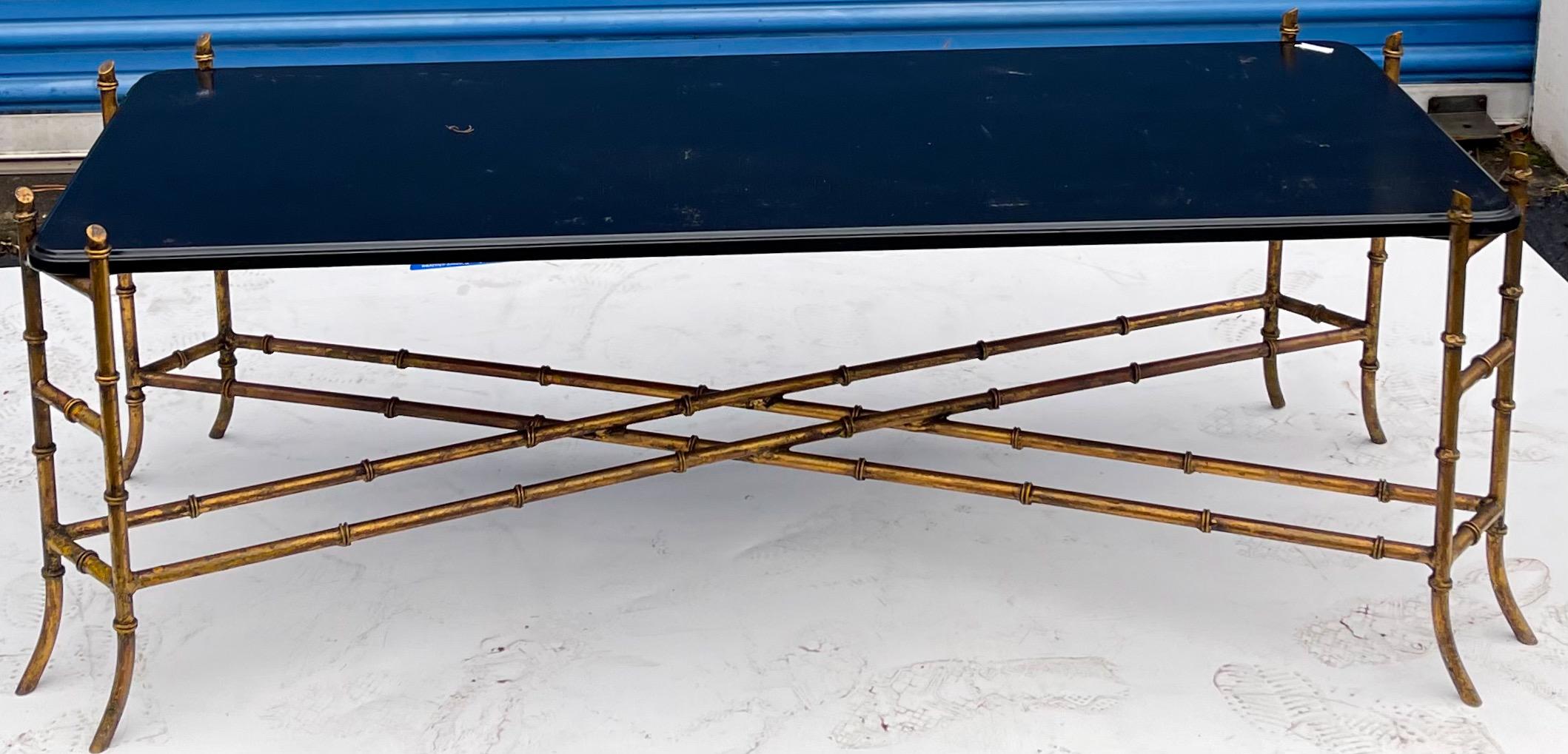 Table basse de style Régence italienne de la Maison Bagues en métal doré et faux bambou Bon état - En vente à Kennesaw, GA