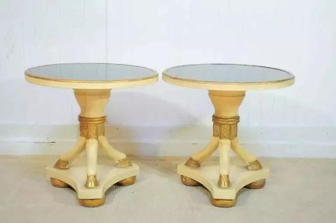 Vintage Italian Regency Maison Jansen Stil Runde Widder Huf Fuß Low Beistelltische - Paar. Artikel verfügt über eine Creme und Gold vergoldet lackiert, Dreibein Ziege / Widder Huf Füße auf unteren Brötchen Füße erhöht, und gekrönt mit