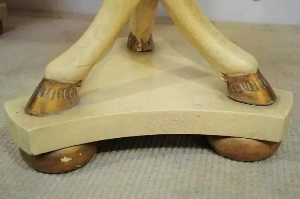 Italienische Regency Maison Jansen Stil Runde Rams Hoof Foot Low Beistelltische - Paar (20. Jahrhundert) im Angebot