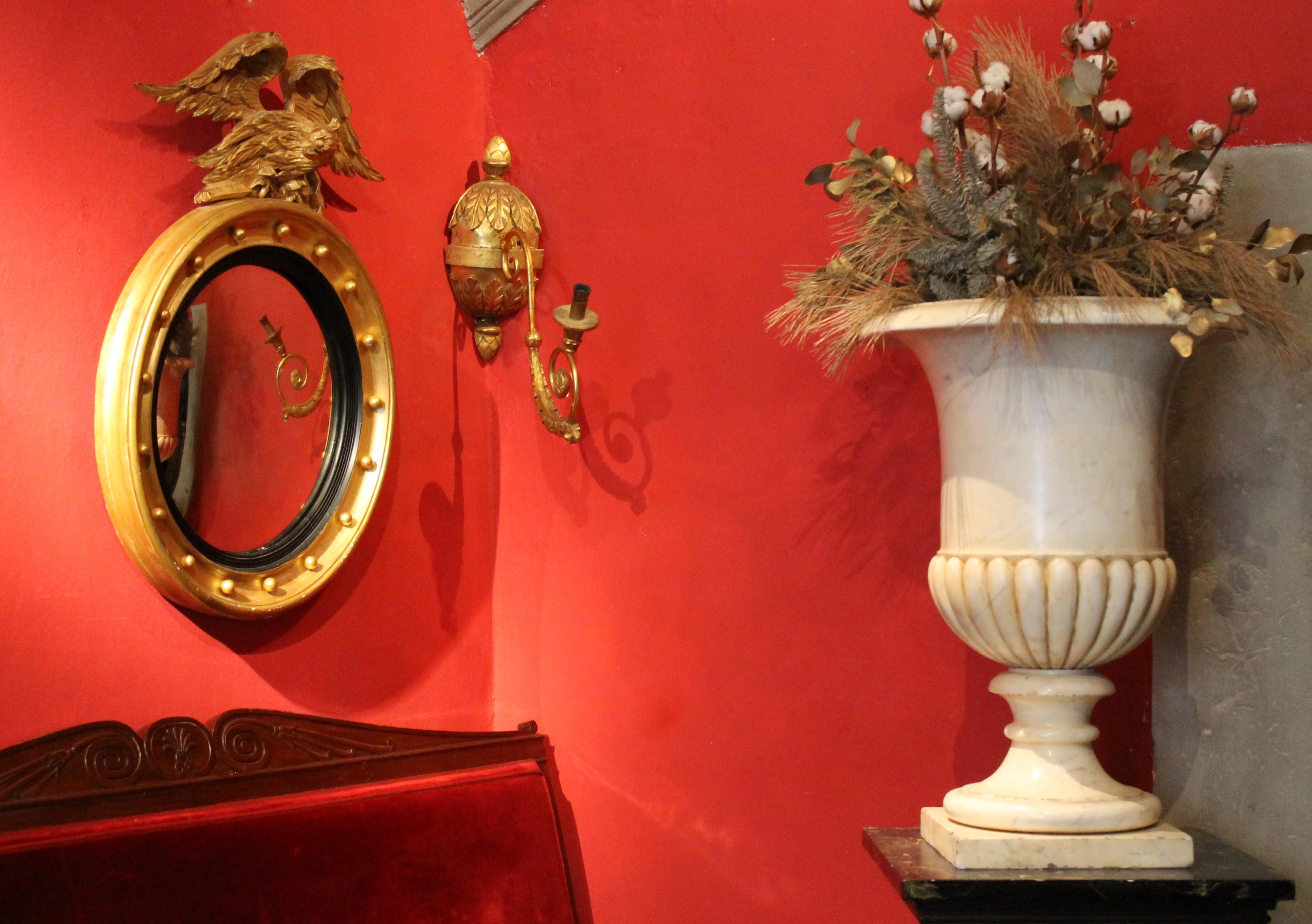 Miroir rond de style Régence italienne en bois doré et ébène avec aigle sculpté en vente 3