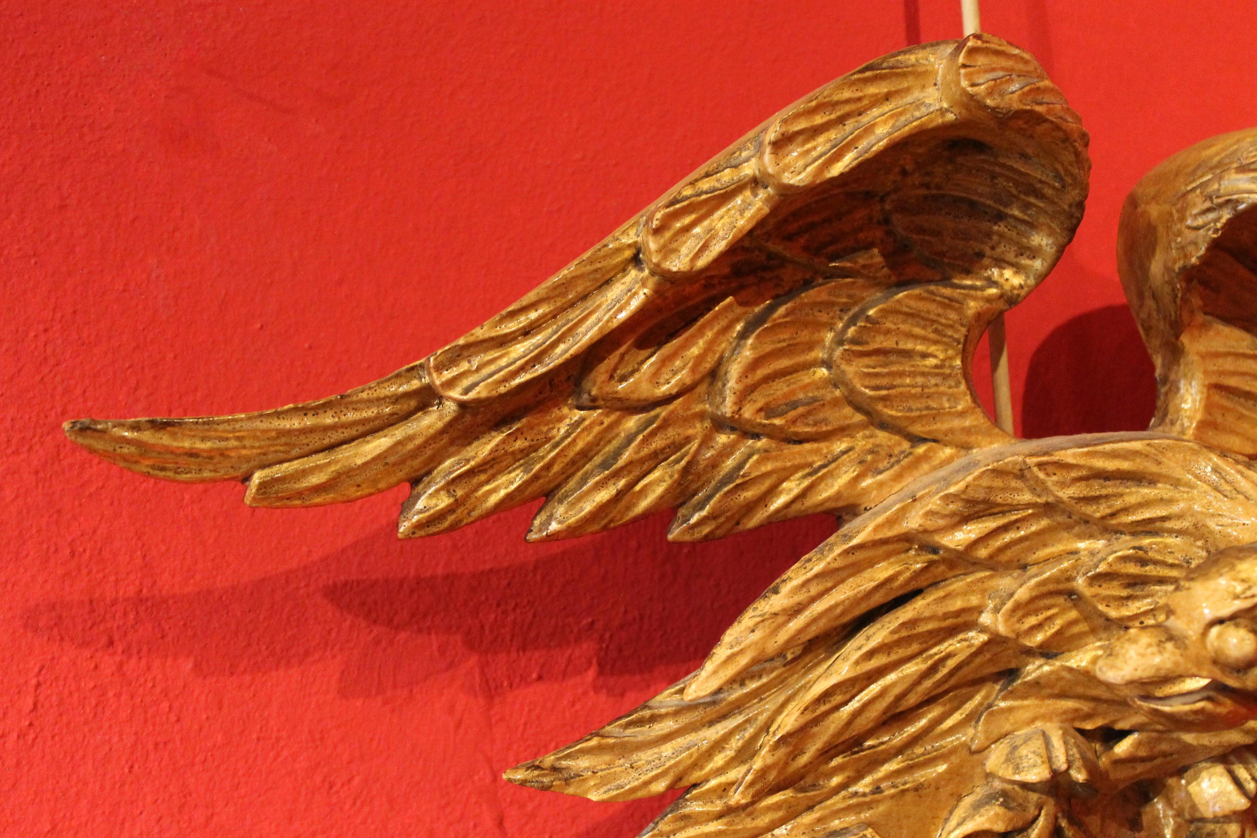Miroir rond de style Régence italienne en bois doré et ébène avec aigle sculpté en vente 4