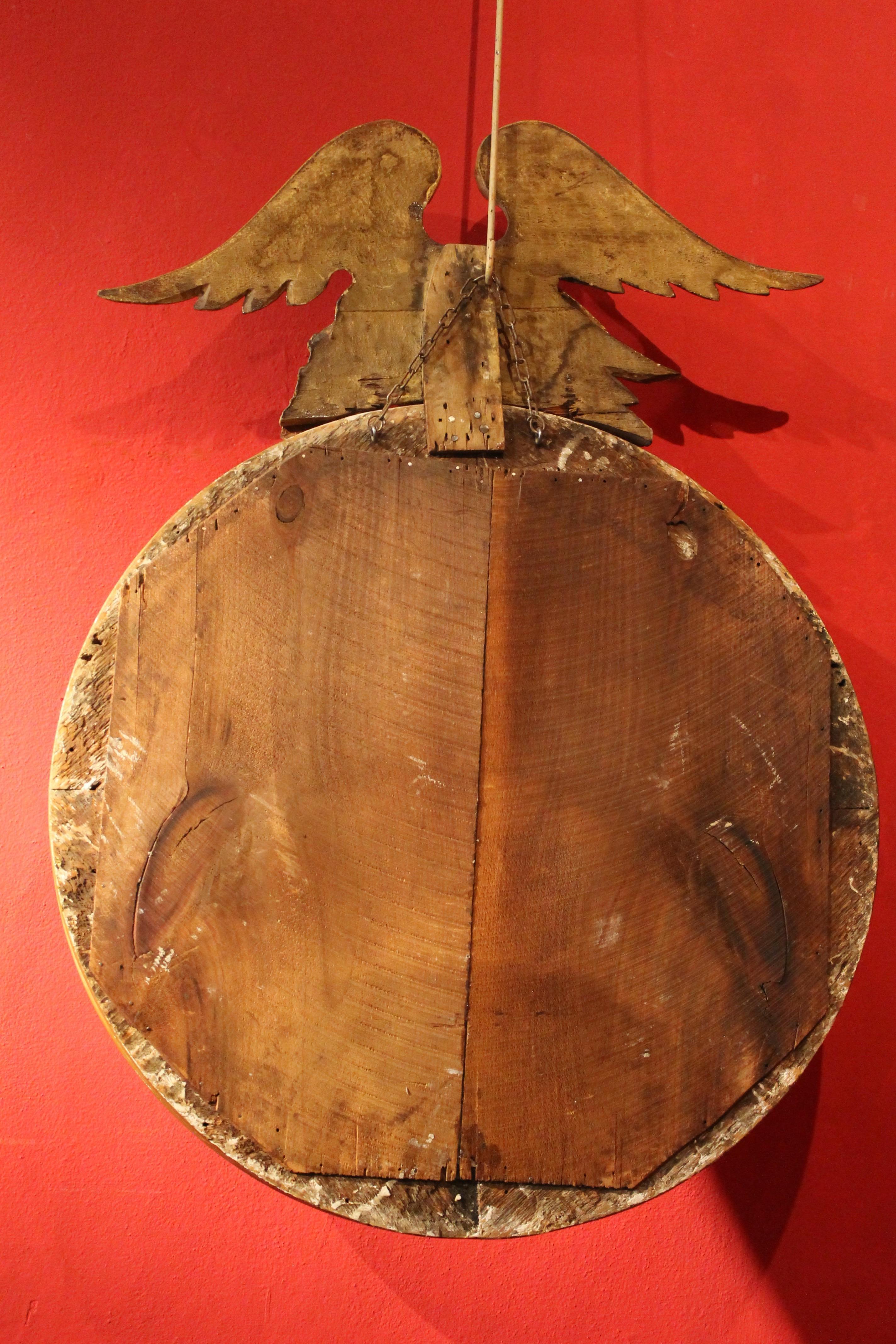 Italienischer runder italienischer Regency-Spiegel aus vergoldetem Holz und ebonisiertem, konvexer Spiegel mit geschnitztem Adler im Angebot 7