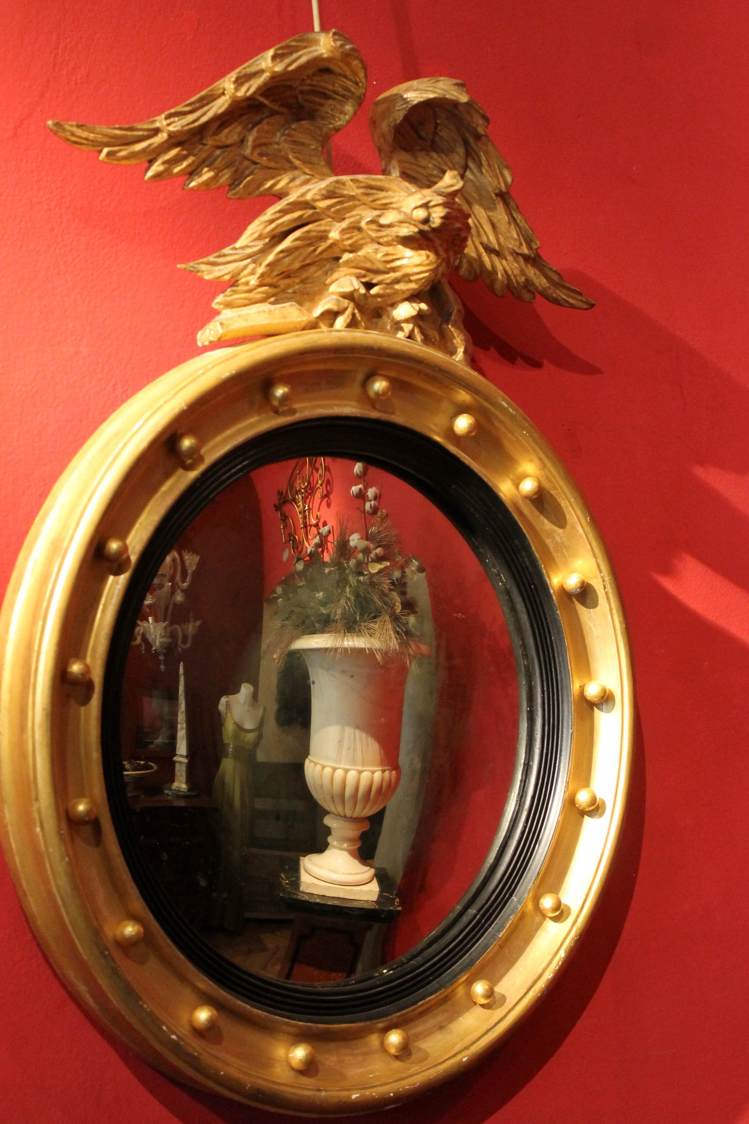 Italienischer runder italienischer Regency-Spiegel aus vergoldetem Holz und ebonisiertem, konvexer Spiegel mit geschnitztem Adler (Handgeschnitzt) im Angebot