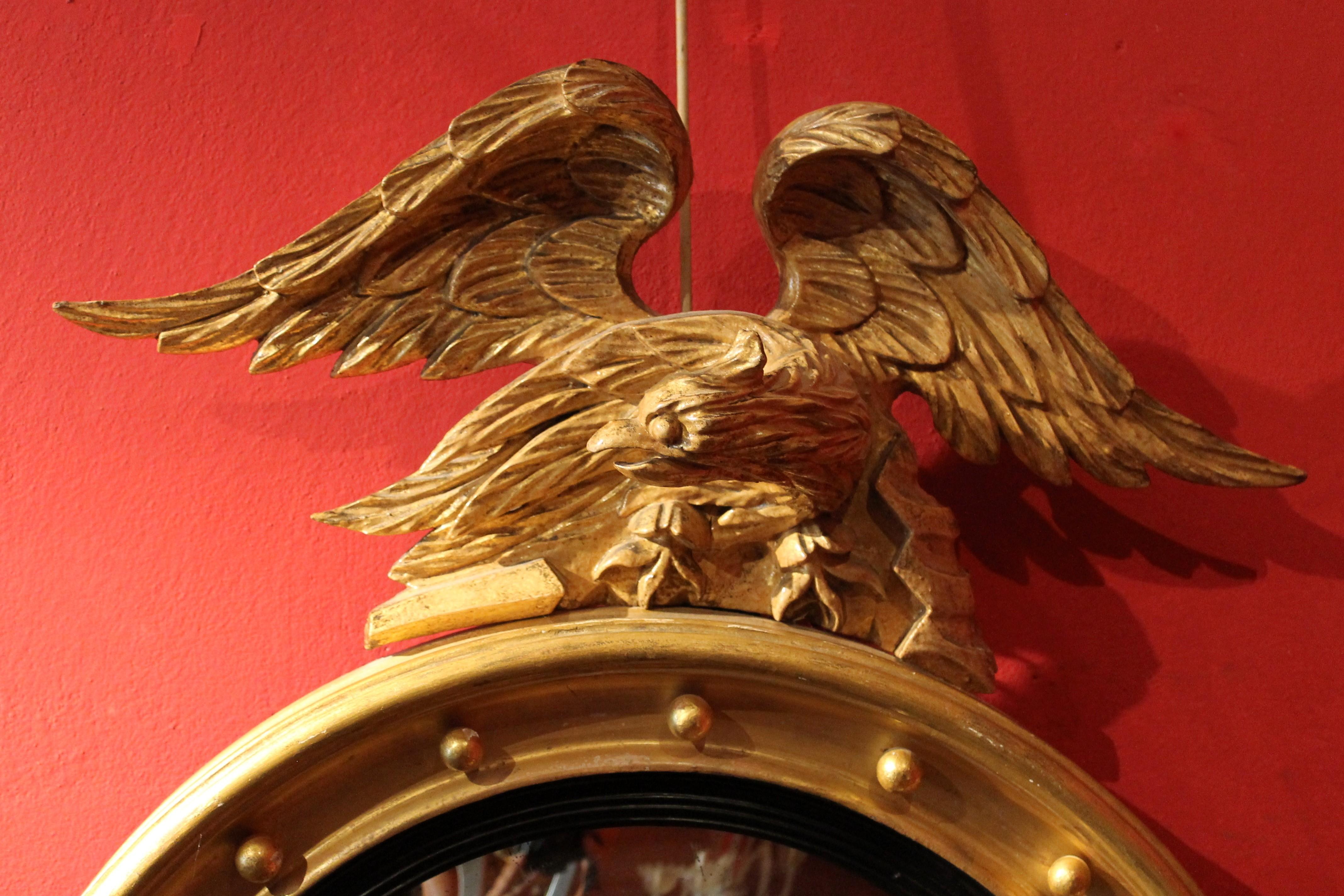 Sculpté à la main Miroir rond de style Régence italienne en bois doré et ébène avec aigle sculpté en vente